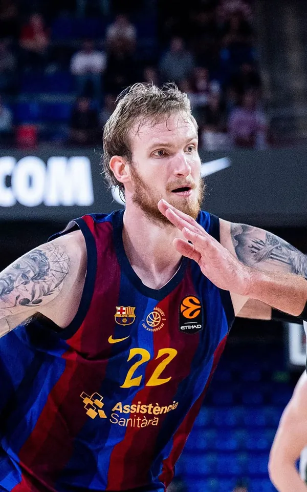 Olek Balcerowski, dorsal 22 del Barça, ataca ante Jonas Valančiūnas, dorsal 17 del Žalgiris Kaunas, en el Barça-Žalgiris de la cuarta jornada de la Euroliga