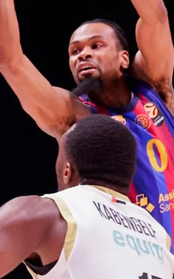 Kevin Punter, dorsal 0 del Barça, lanza ante el Dubai Basketball en la Euroliga