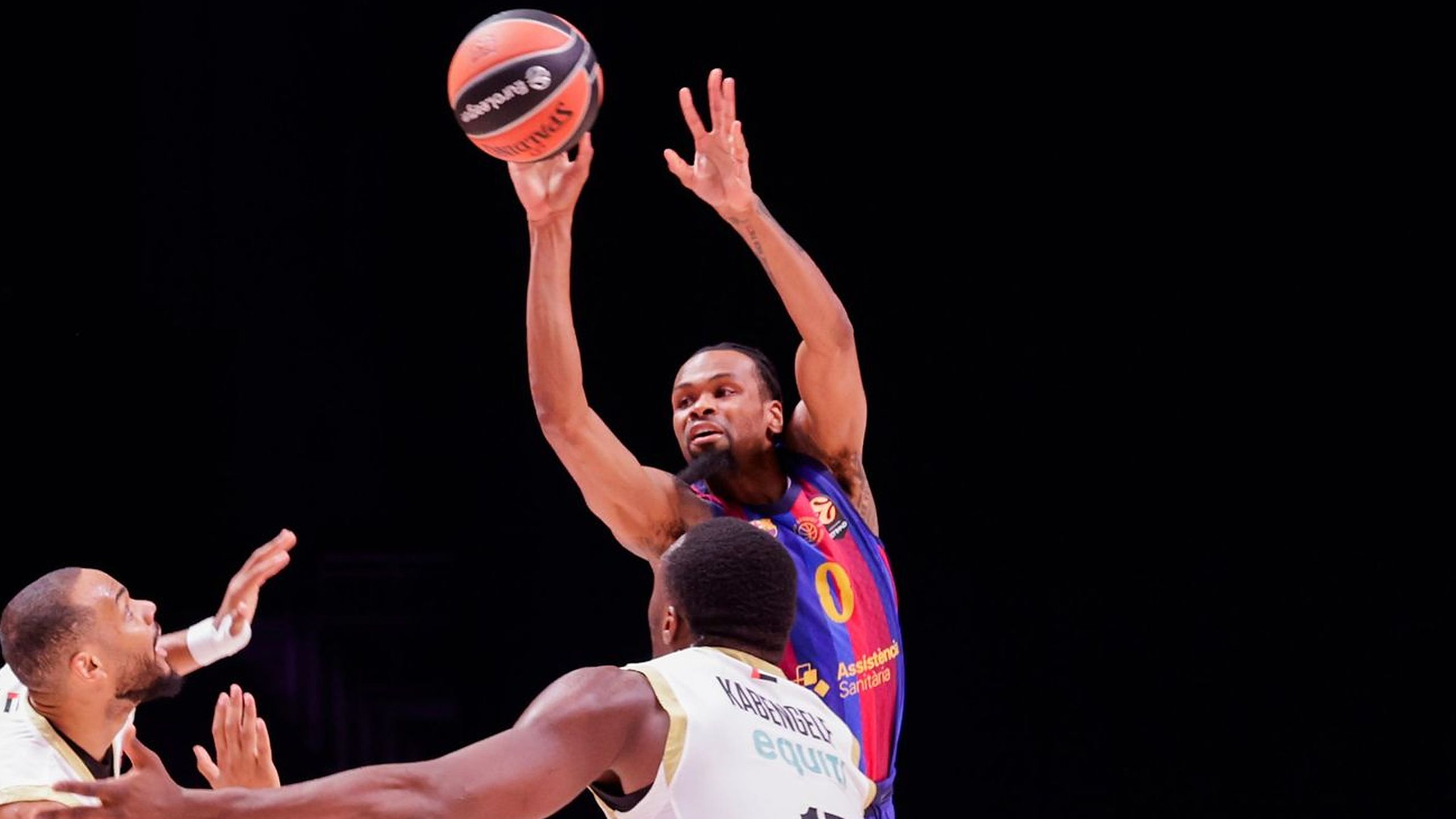 Kevin Punter, dorsal 0 del Barça, lanza ante el Dubai Basketball en la Euroliga