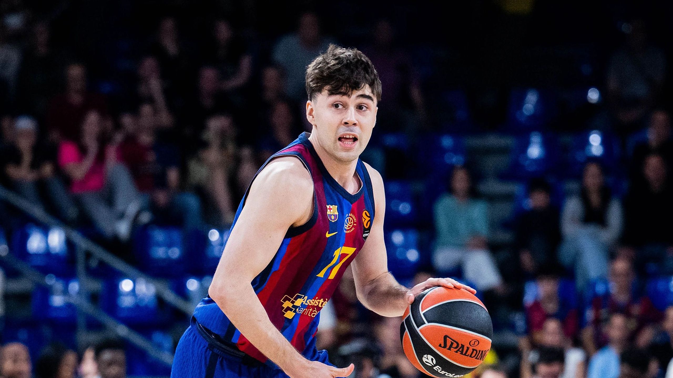 Juan Núñez, dorsal 17 del Barça, conduce el balón ante el Žalgiris Kaunas en el Palau Blaugrana