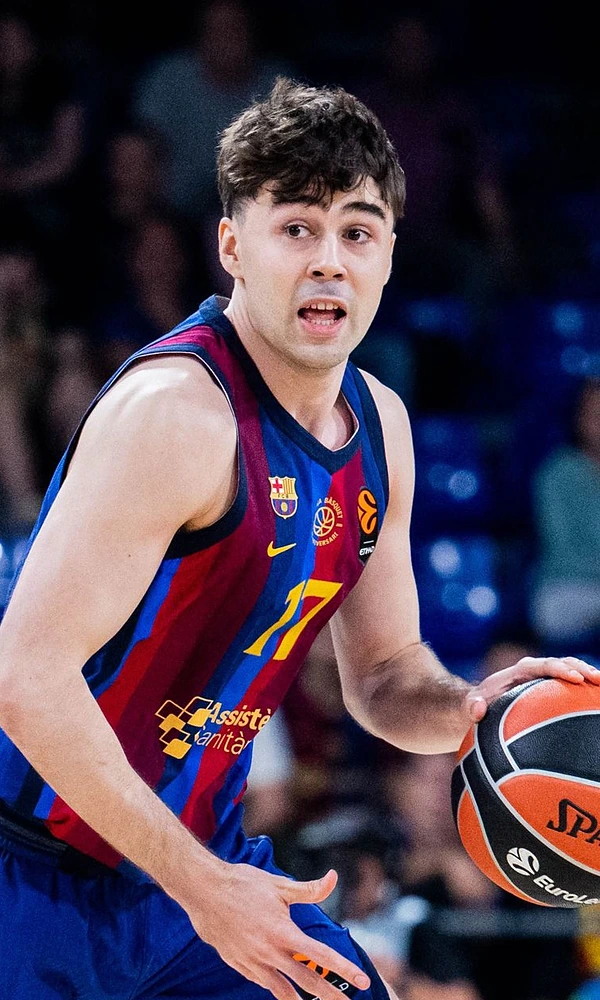 Juan Núñez, dorsal 17 del Barça, conduce el balón ante el Žalgiris Kaunas en el Palau Blaugrana