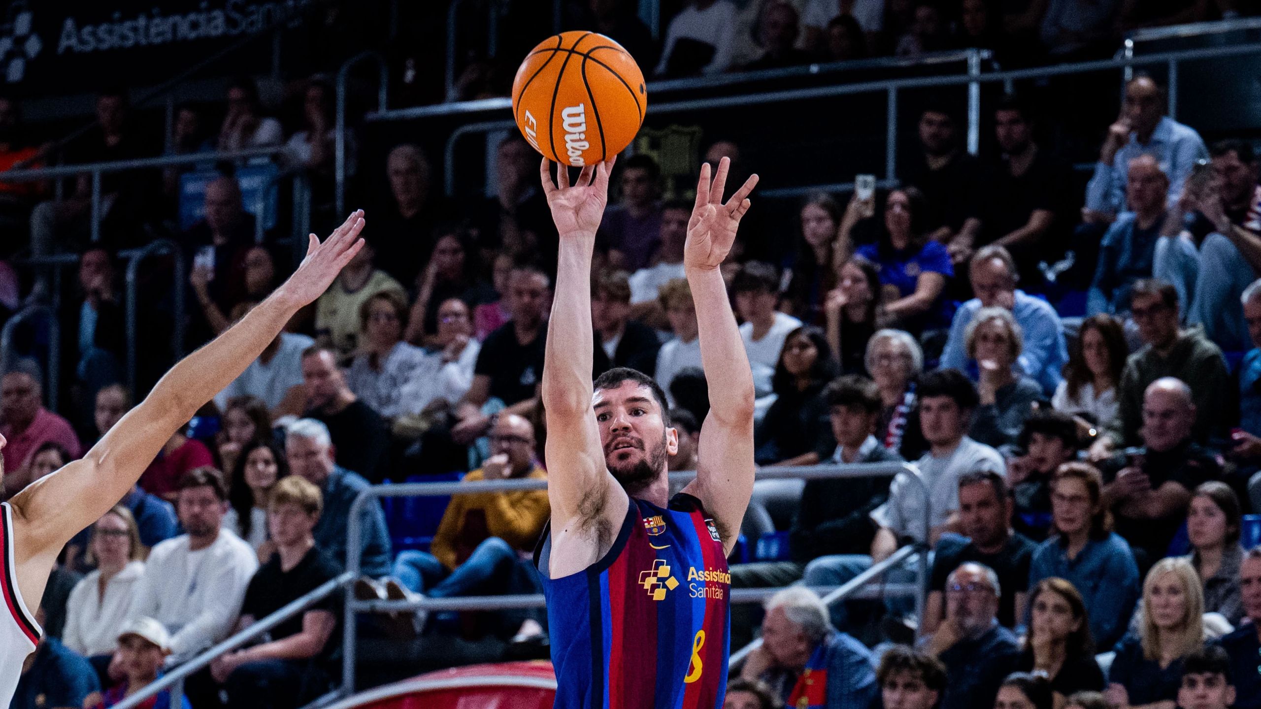 Brizuela, dorsal 8 del Barça, lanza un triple ante el Casademont Zaragoza en el Palau, en la Liga Endesa 2026-27