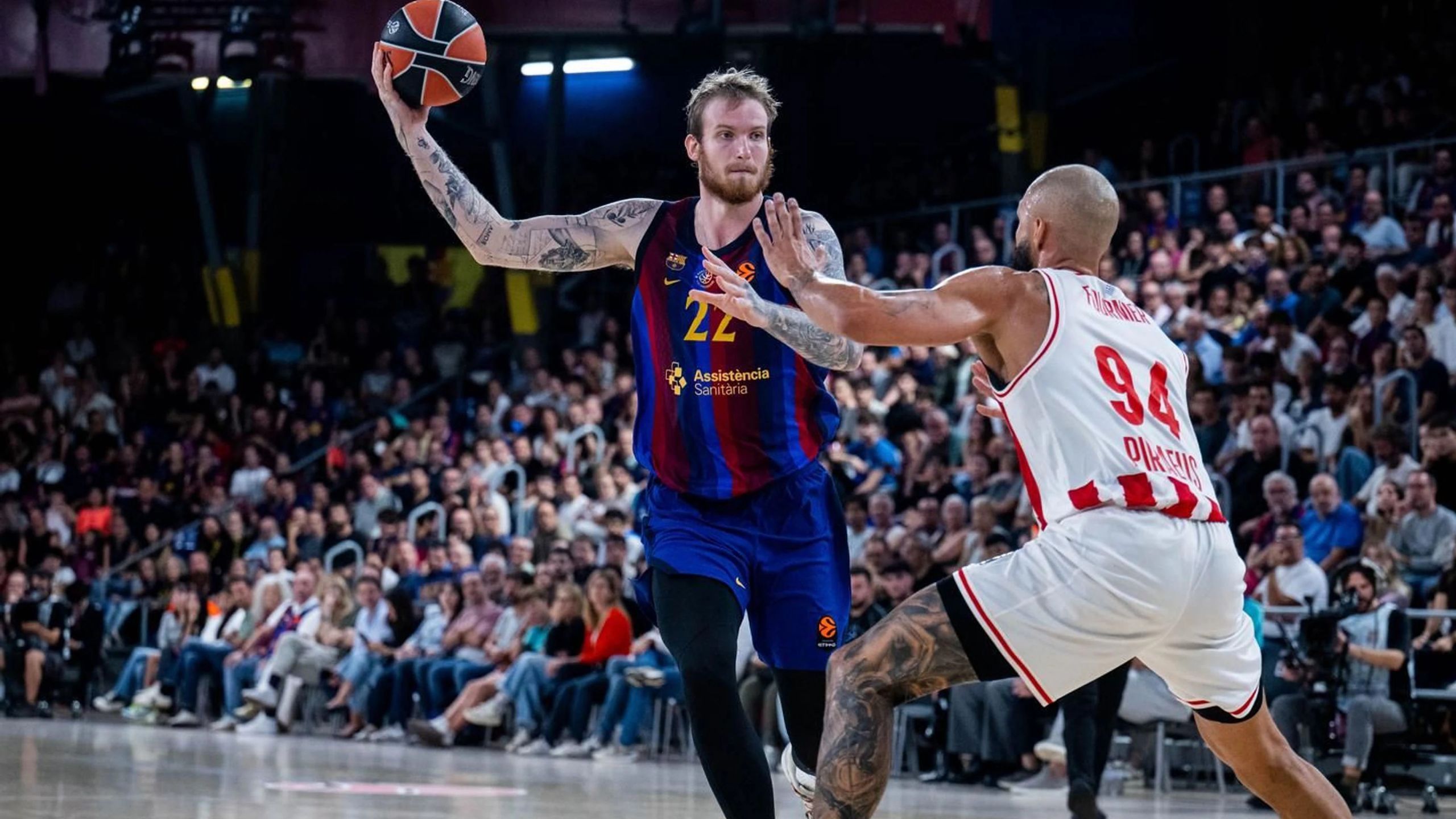 Olek Balcerowski, pívot del Barça con el dorsal 22, pasa el balón en el Palau Blaugrana durante el Barça-Olympiacos de la Euroliga 2026-27