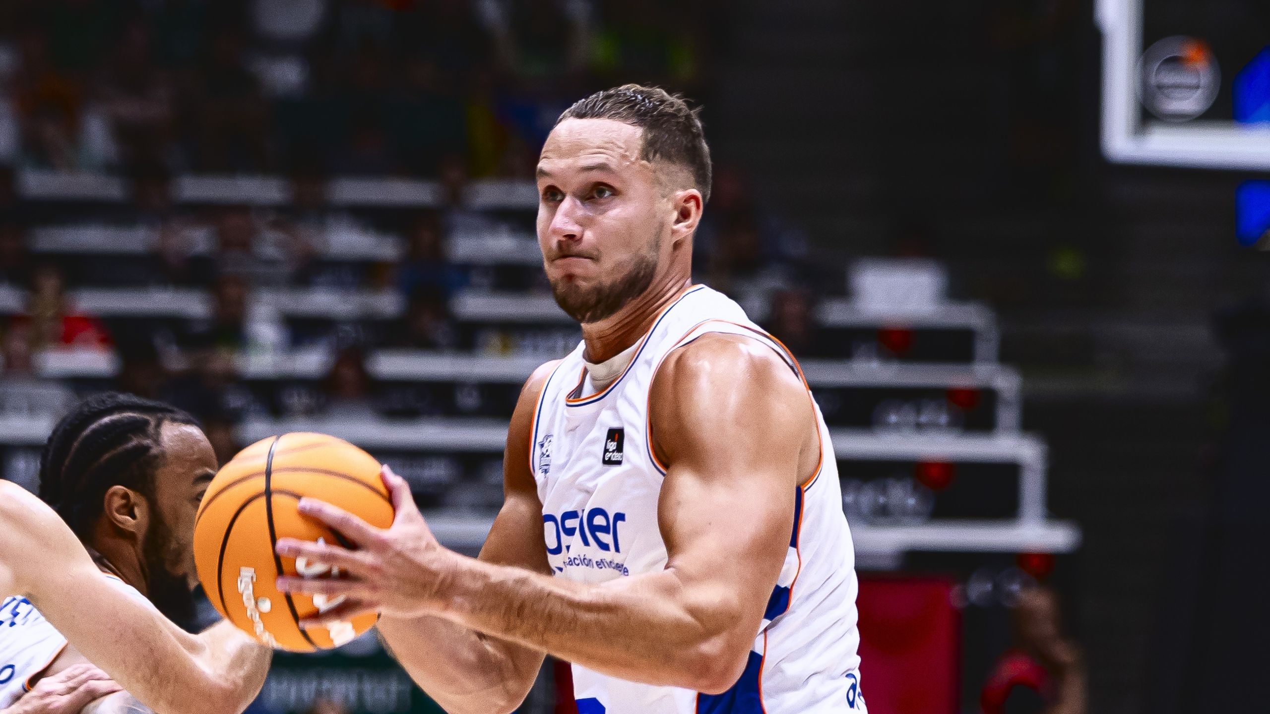 Tadas Sedekerskis, dorsal 8 del Kosner Baskonia, con el balón en la Supercopa Endesa 2026
