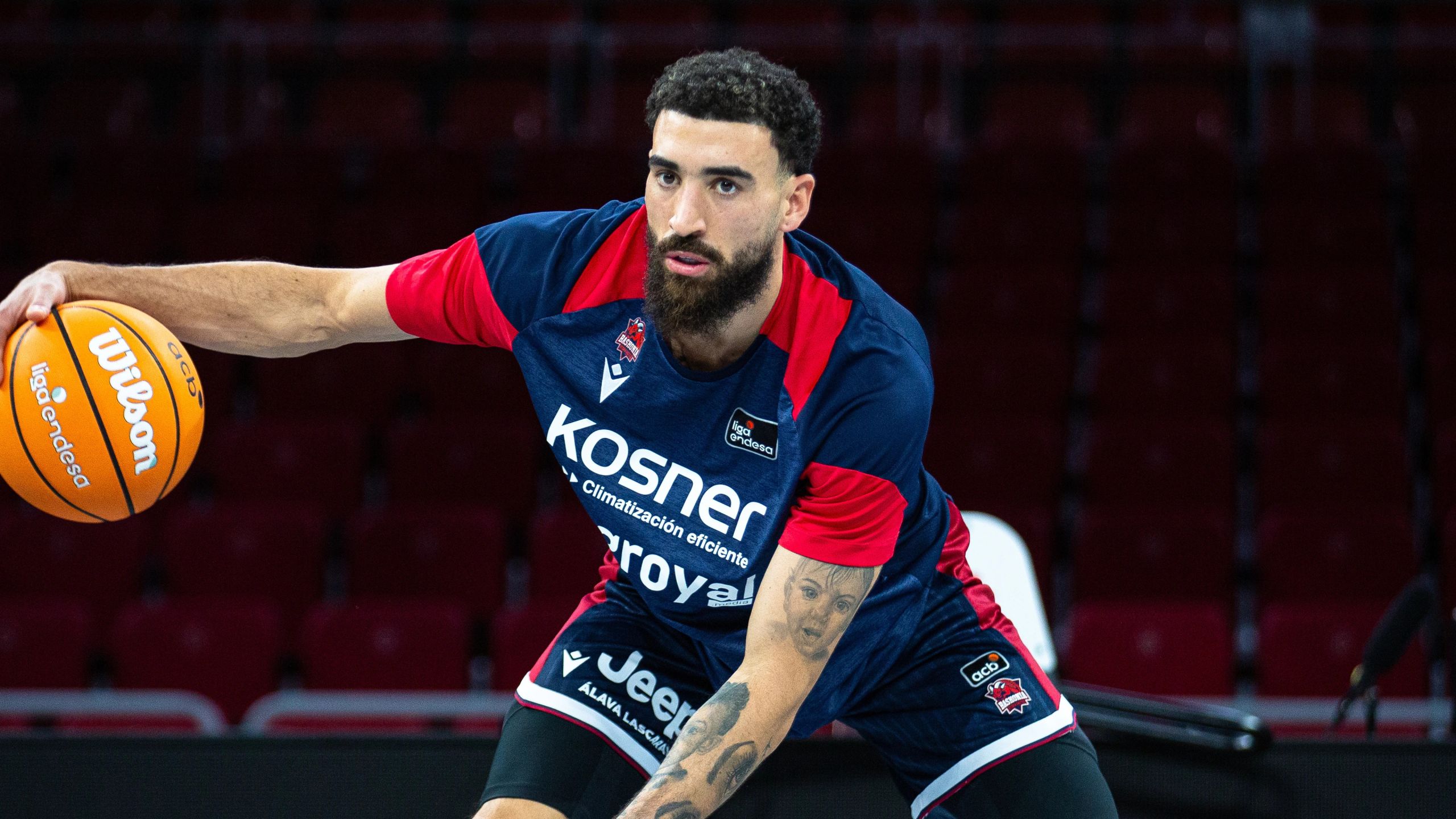 Duarte, del Kosner Baskonia, bota el balón en un calentamiento en el Buesa Arena en la Liga Endesa 2026-27