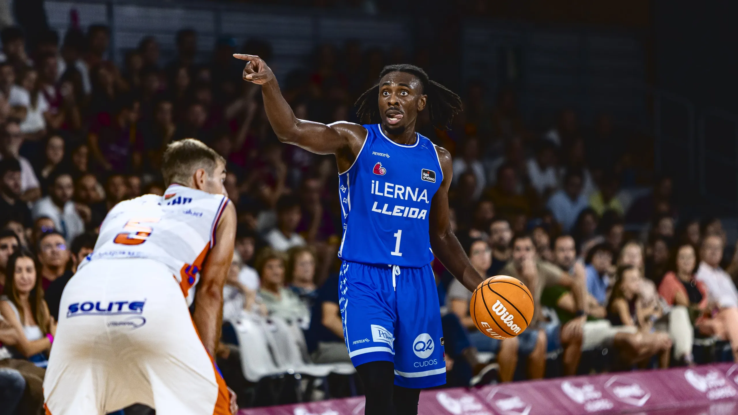 James Batemon, dorsal 1 del iLERNA Lleida, da indicaciones con el balón ante el Recoletas Salud San Pablo Burgos