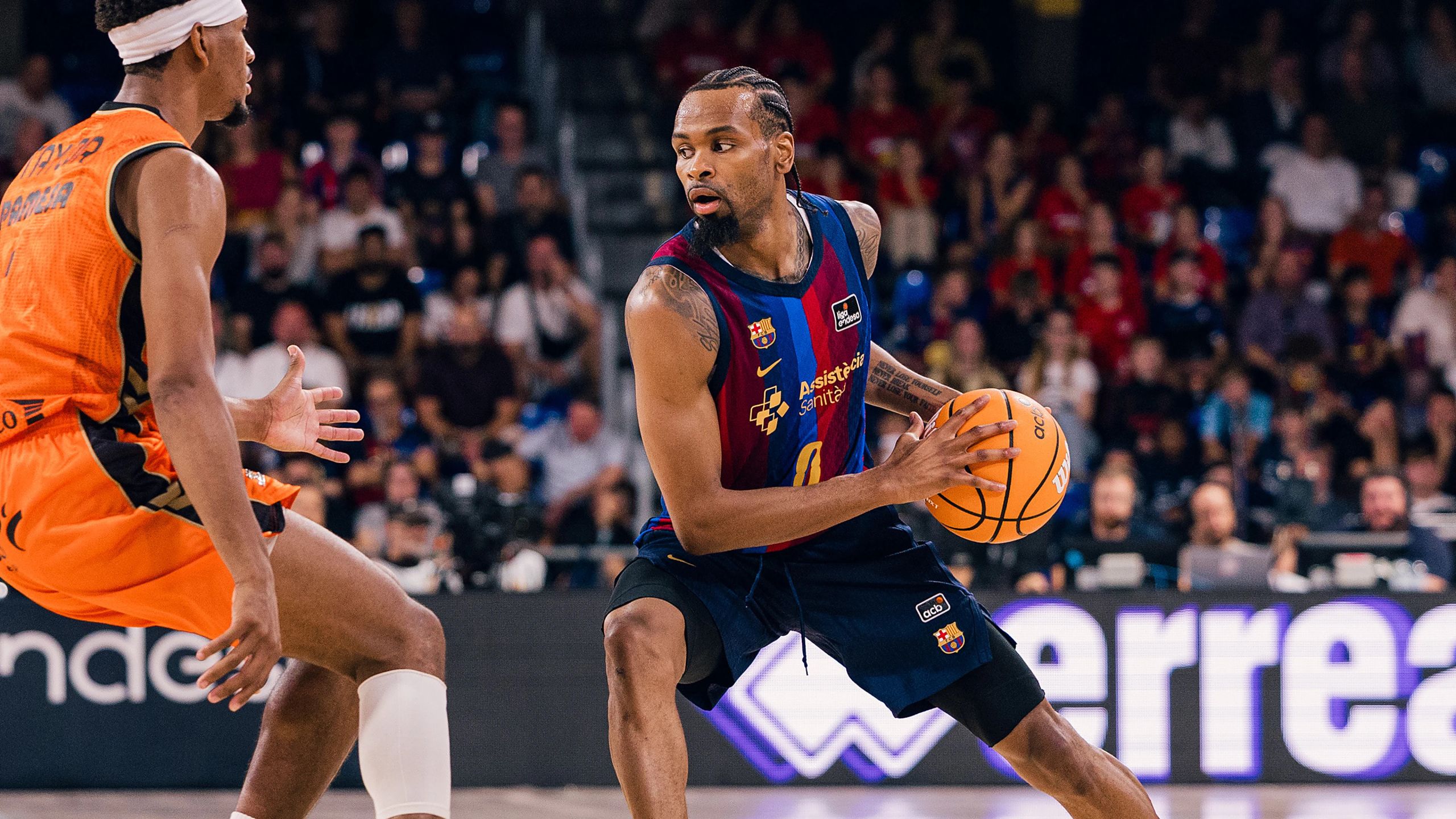 Kevin Punter, dorsal 0 del Barça, protege el balón ante un defensor del Valencia Basket en la Liga Endesa 2026-27