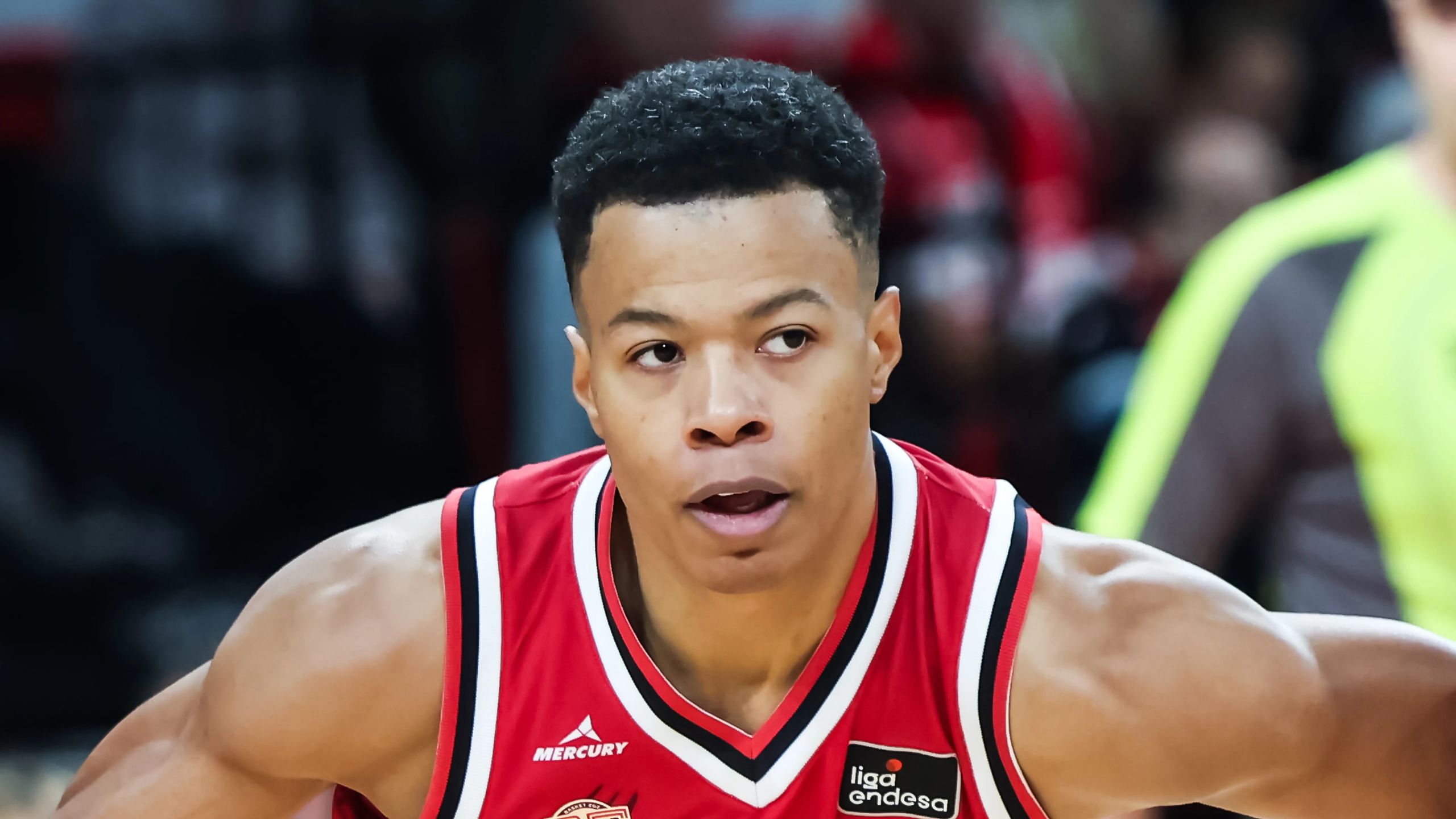 Trae Bell-Haynes, base del Casademont Zaragoza, conduce el balón durante un partido de la Liga Endesa 2026-27
