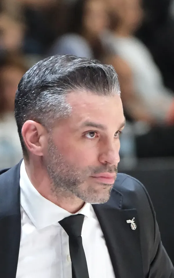 Dusan Alimpijevic, entrenador serbio del Besiktas, durante un partido en el pabellón del club en Estambul