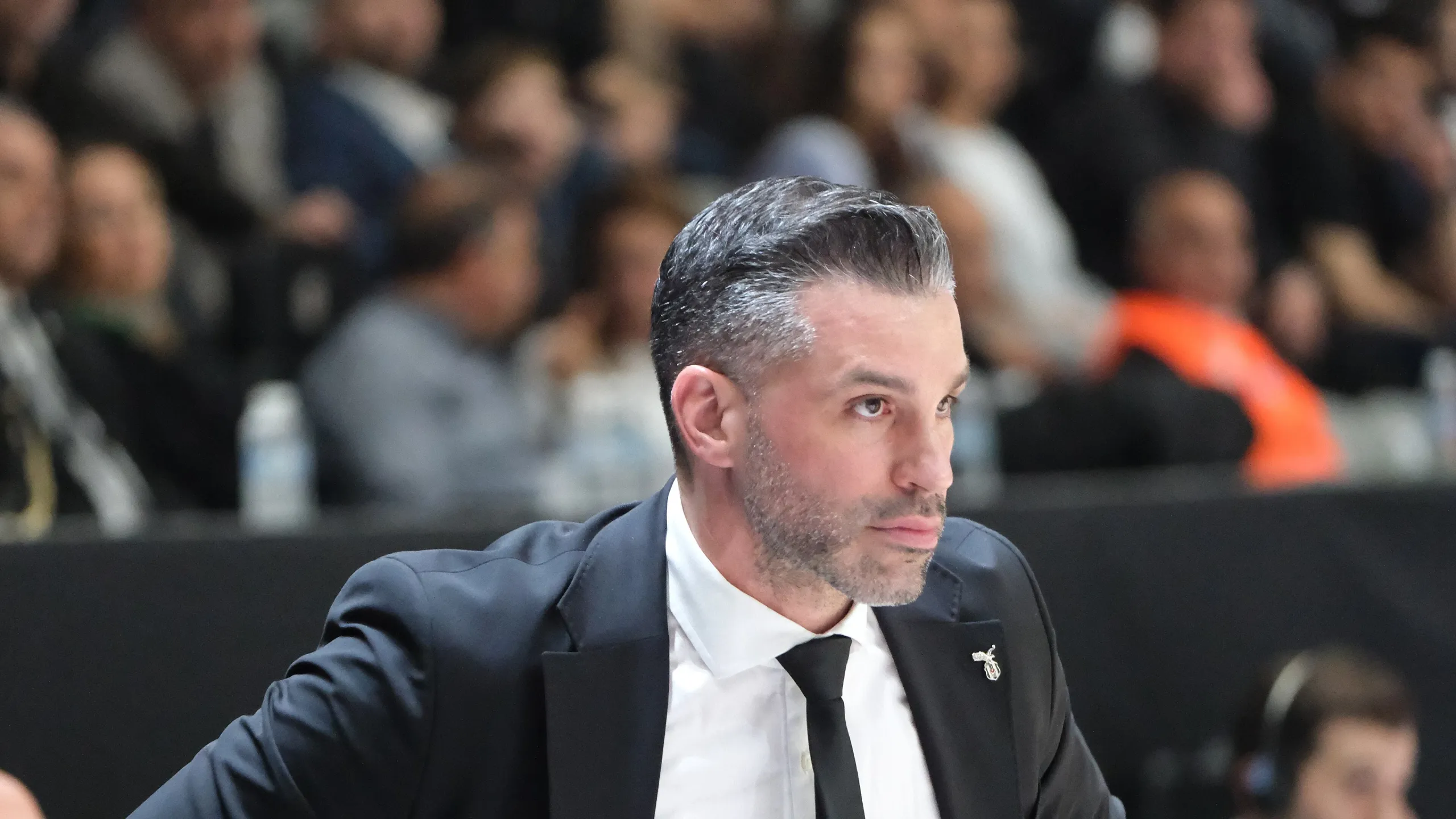 Dusan Alimpijevic, entrenador serbio del Besiktas, durante un partido en el pabellón del club en Estambul