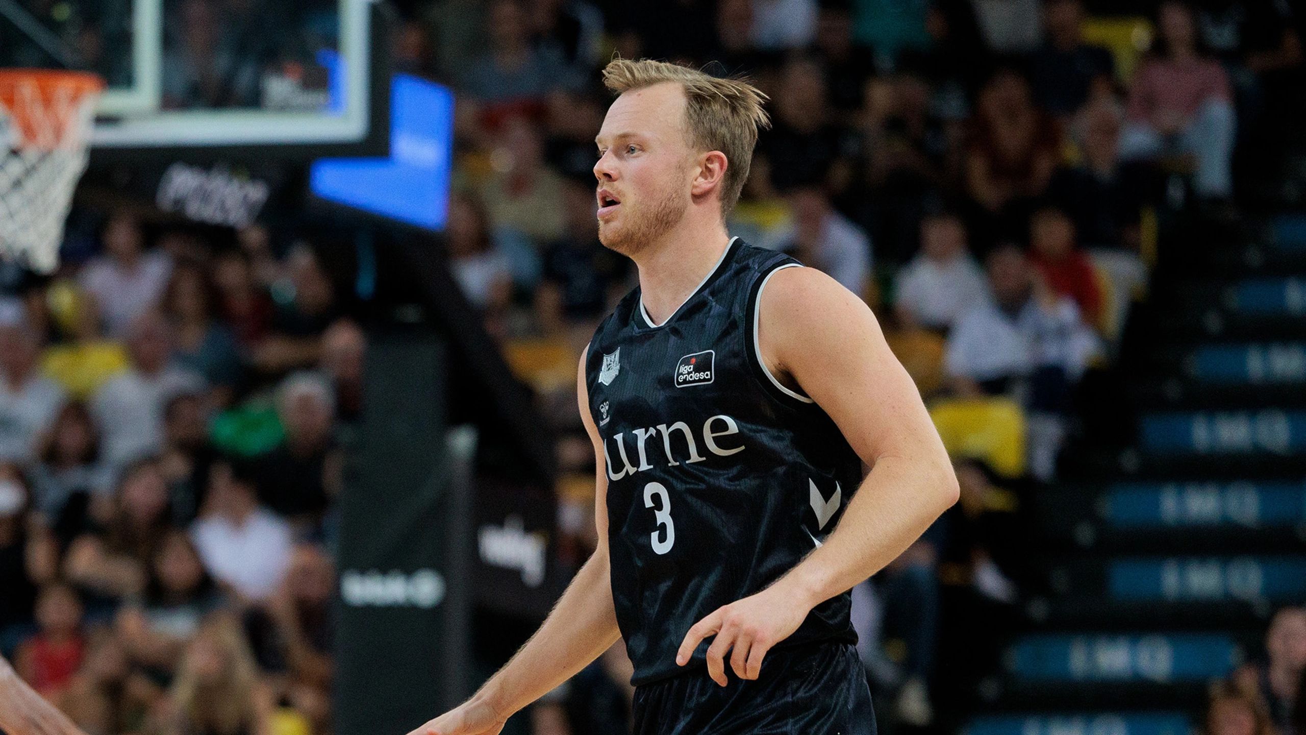 Frey, base del Surne Bilbao con el dorsal 3, avanza por la pista durante el partido ante el Recoletas Salud de la jornada 3 de la Liga Endesa 2026-27