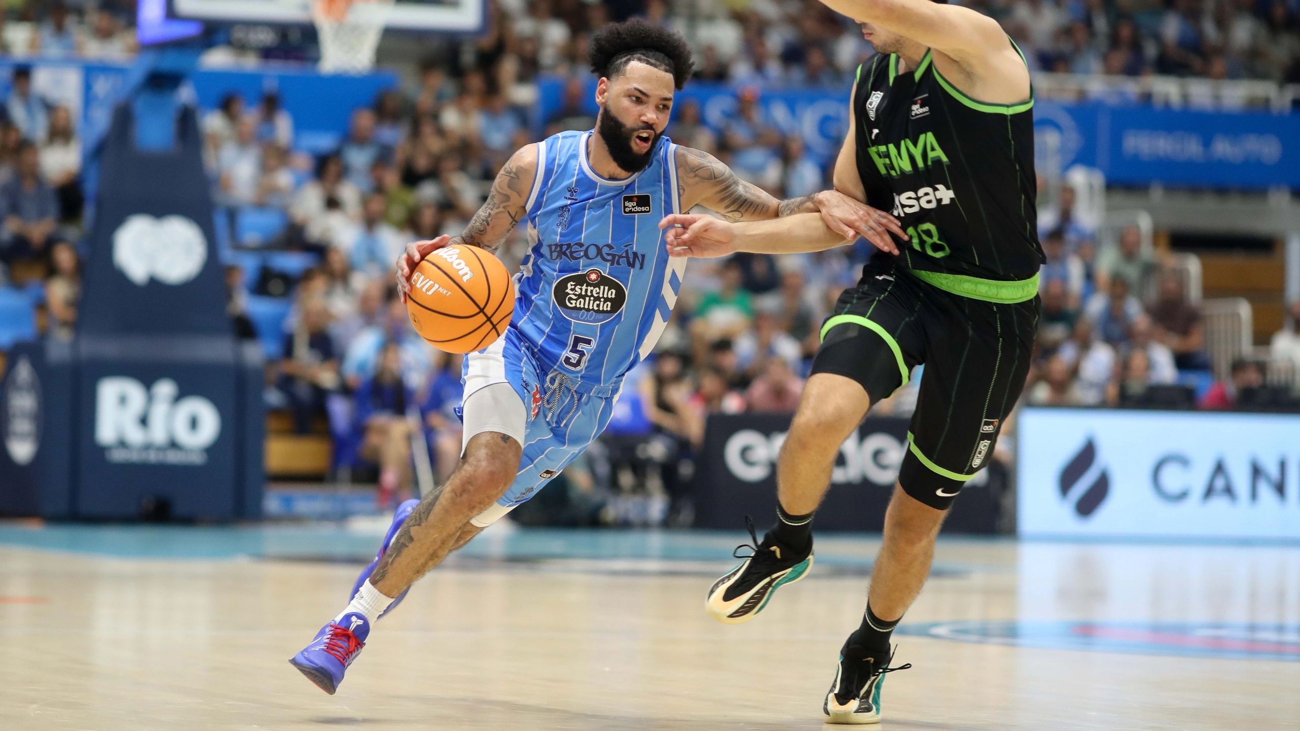 Tevin Brown, del Río Breogán, ataca con el balón ante el Asisa Joventut en la jornada 1 de la Liga Endesa