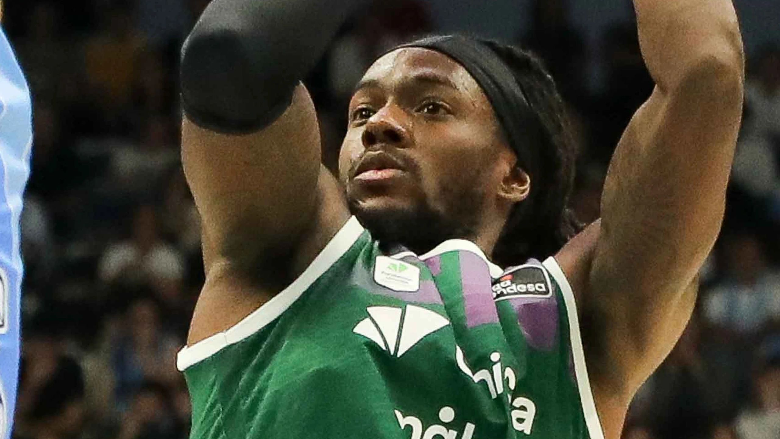 Kendrick Perry, dorsal 55 del Unicaja, arma el tiro en el Breogán-Unicaja de la jornada 5 de la Liga Endesa