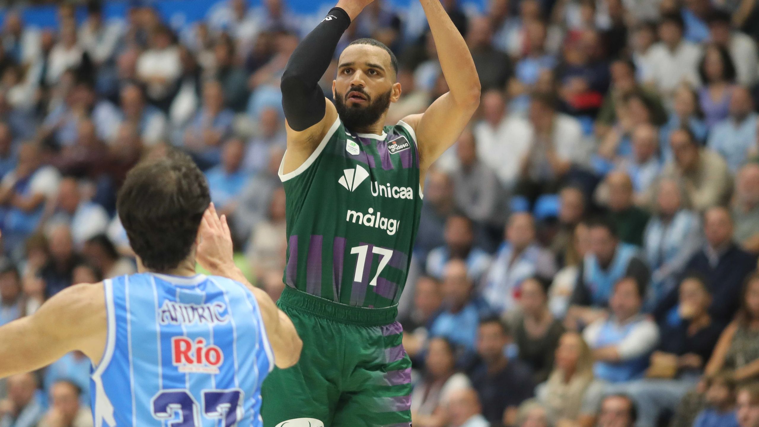 Amine Noua, jugador del Unicaja con el dorsal 17, lanza ante la defensa del Breogán en Lugo, en la jornada 5 de la Liga Endesa