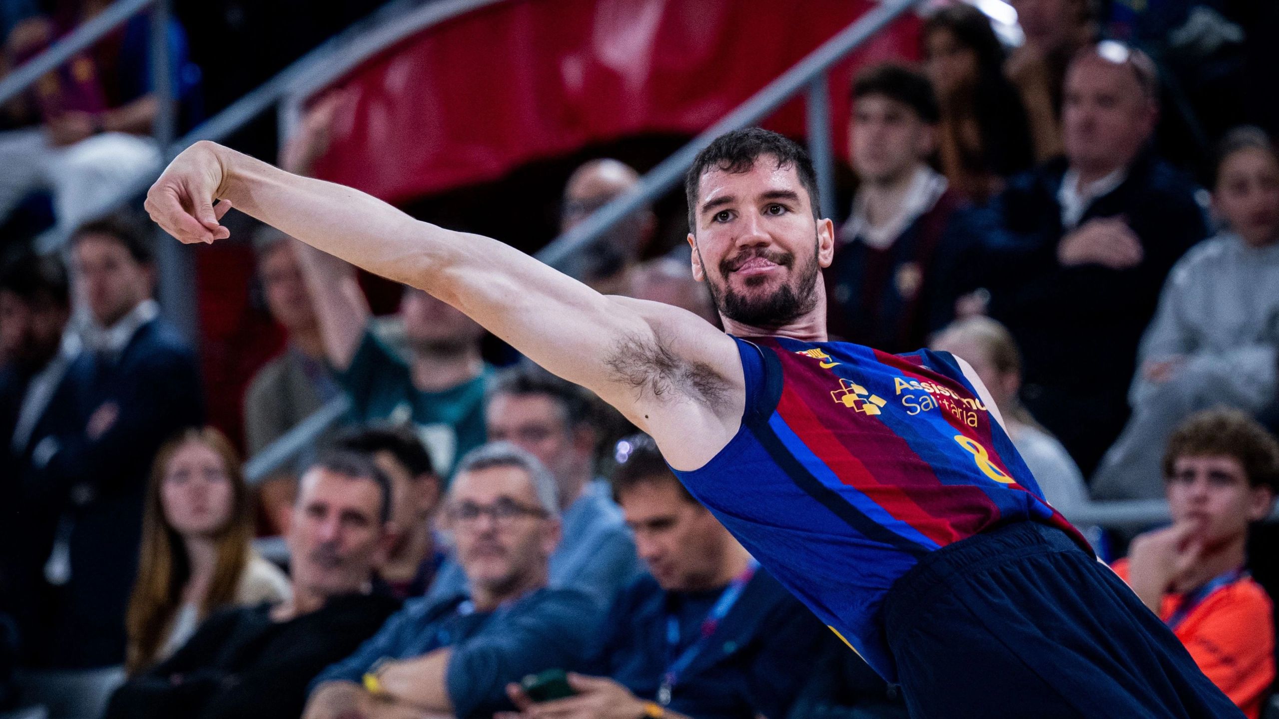 Darío Brizuela, del Barça con el dorsal 8, sonríe tras un lanzamiento en el partido ante el Casademont Zaragoza en el Palau Blaugrana