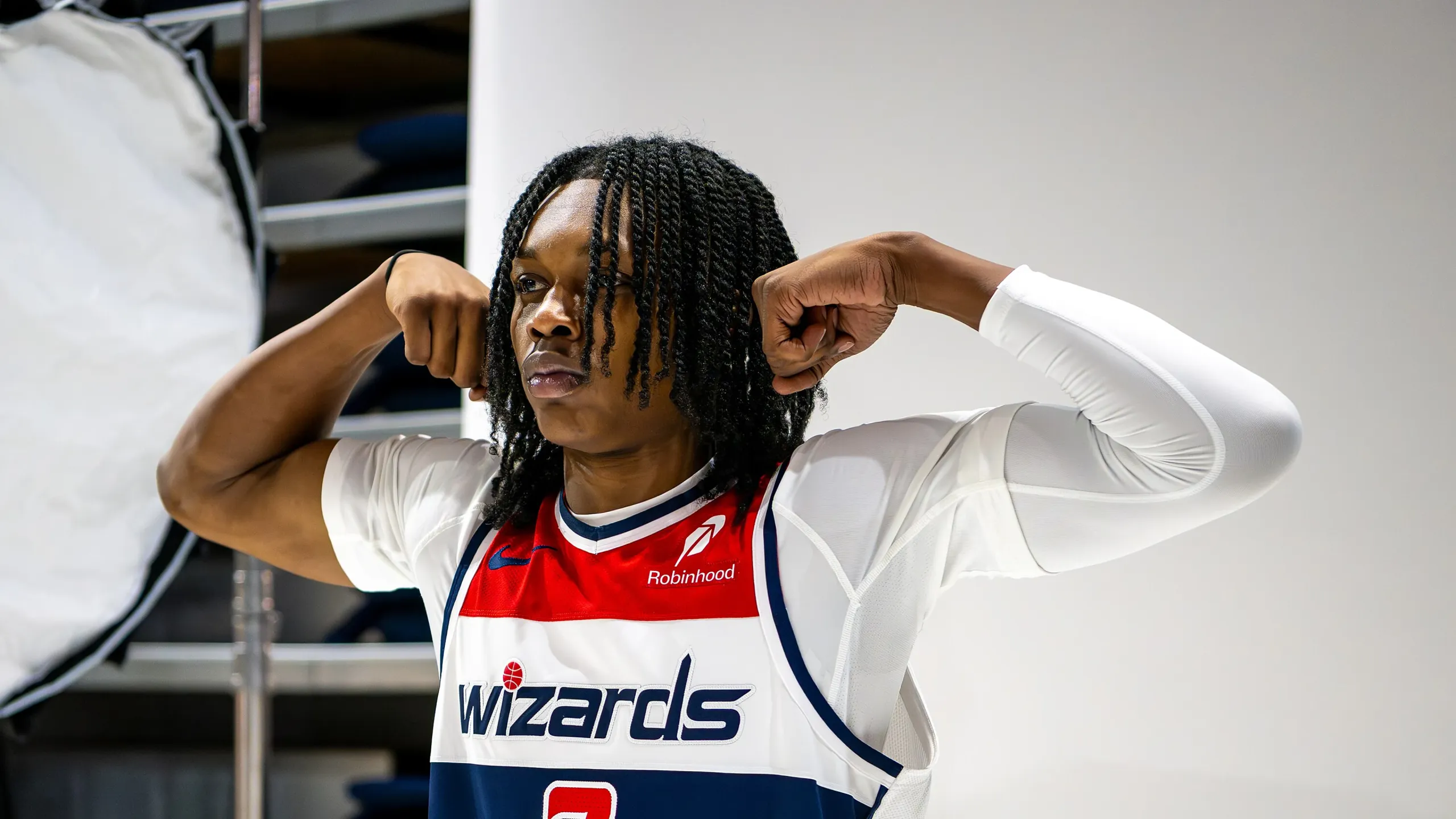Bub Carrington posa sacando bíceps con la camiseta número 7 de los Washington Wizards en el media day