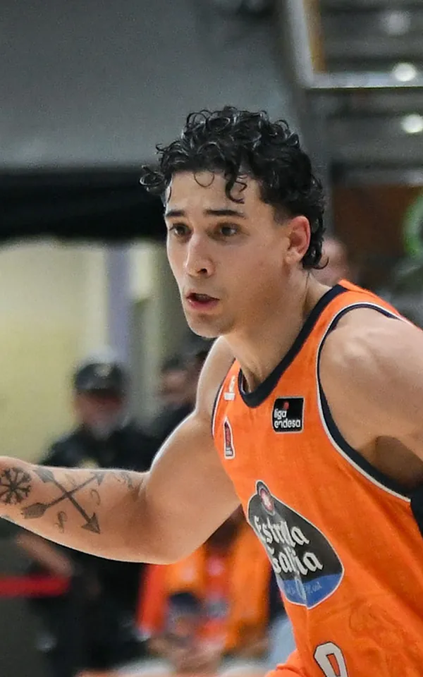 Caio Pacheco, dorsal 9 del Leyma Coruña, bota el balón ante el Surne Bilbao en el Coliseum