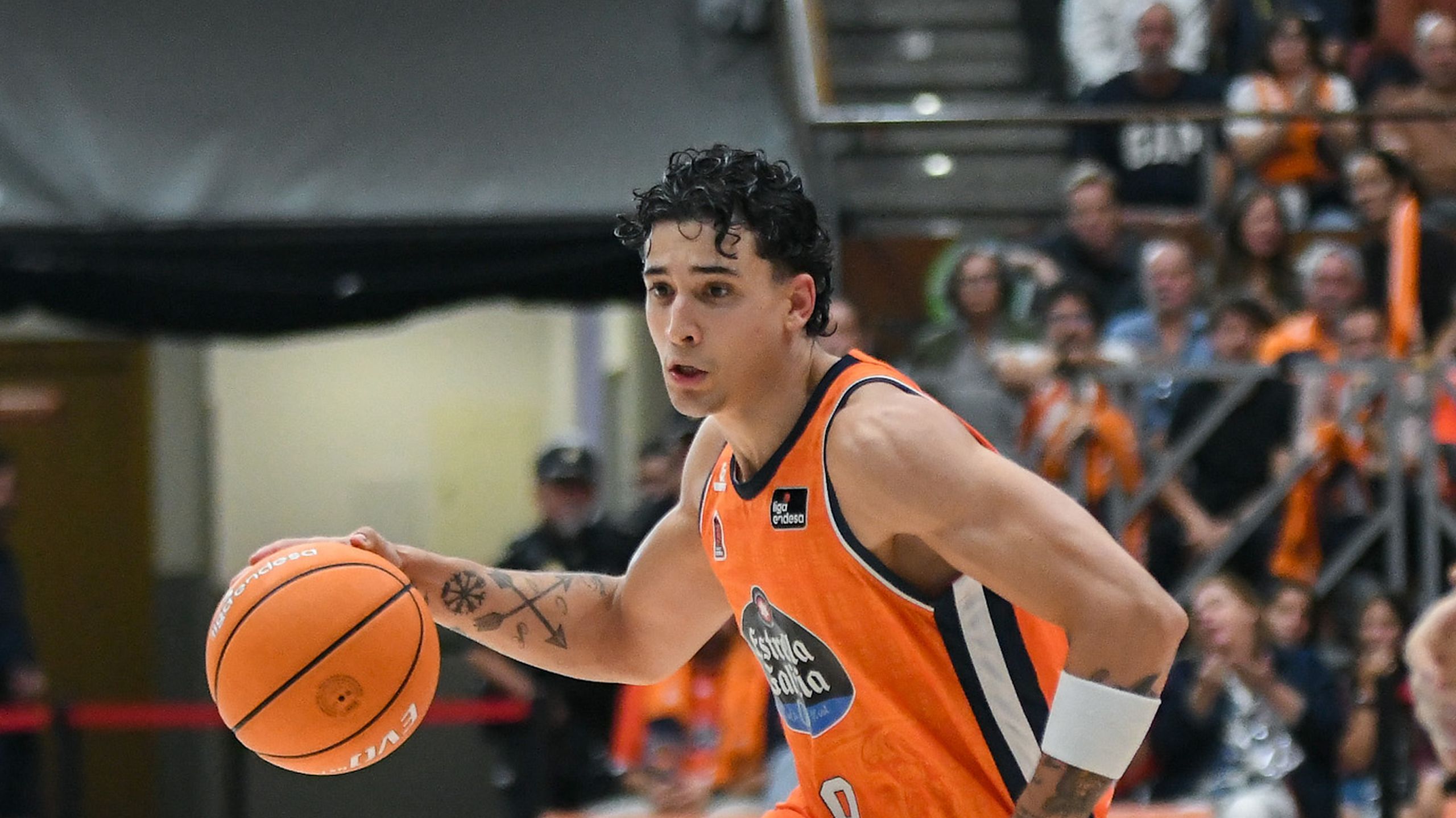Caio Pacheco, dorsal 9 del Leyma Coruña, bota el balón ante el Surne Bilbao en el Coliseum