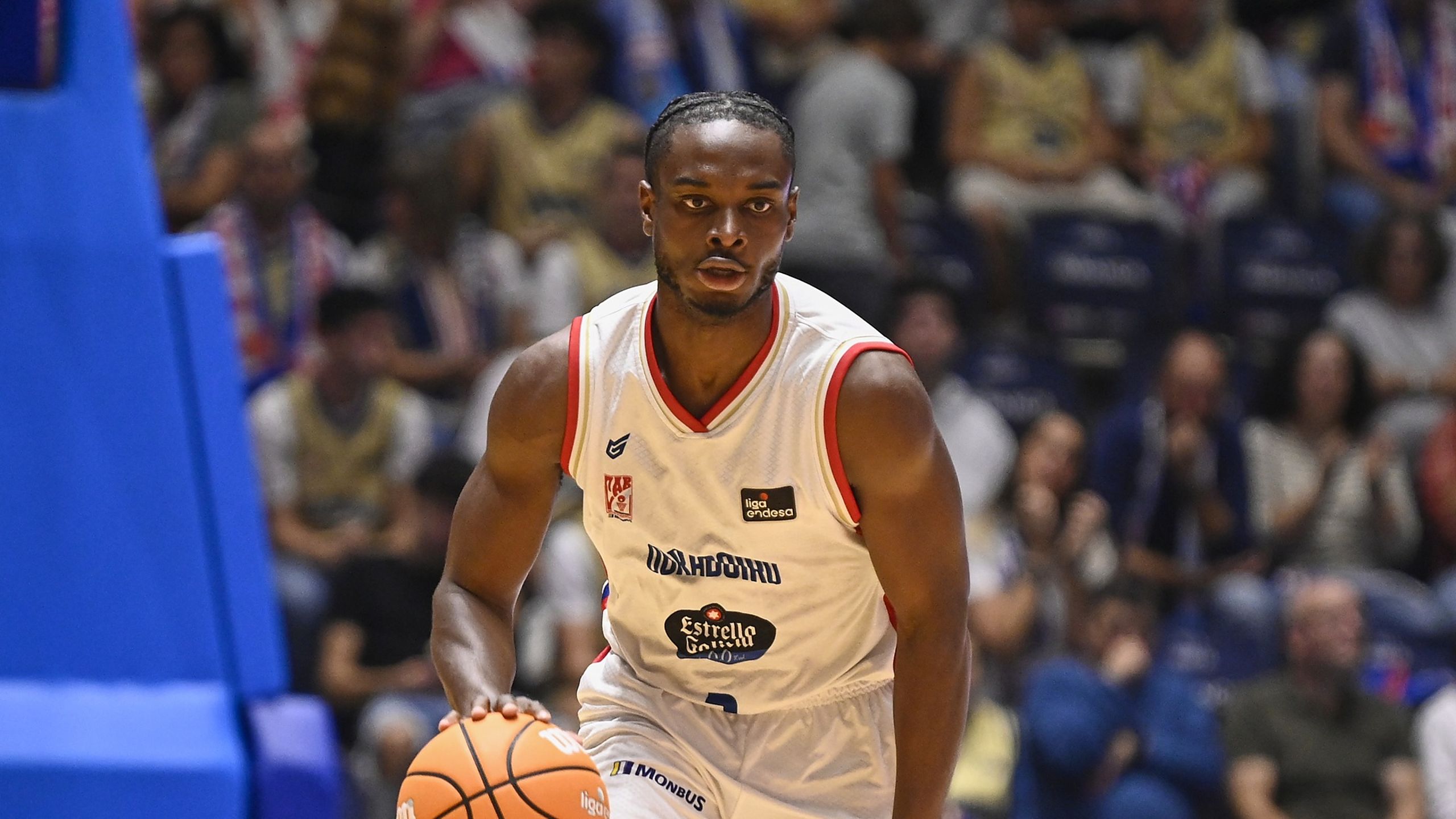 Caleb Agada, dorsal 3 del Monbus Obradoiro, sube el balón ante el iLERNA Lleida en Santiago de Compostela