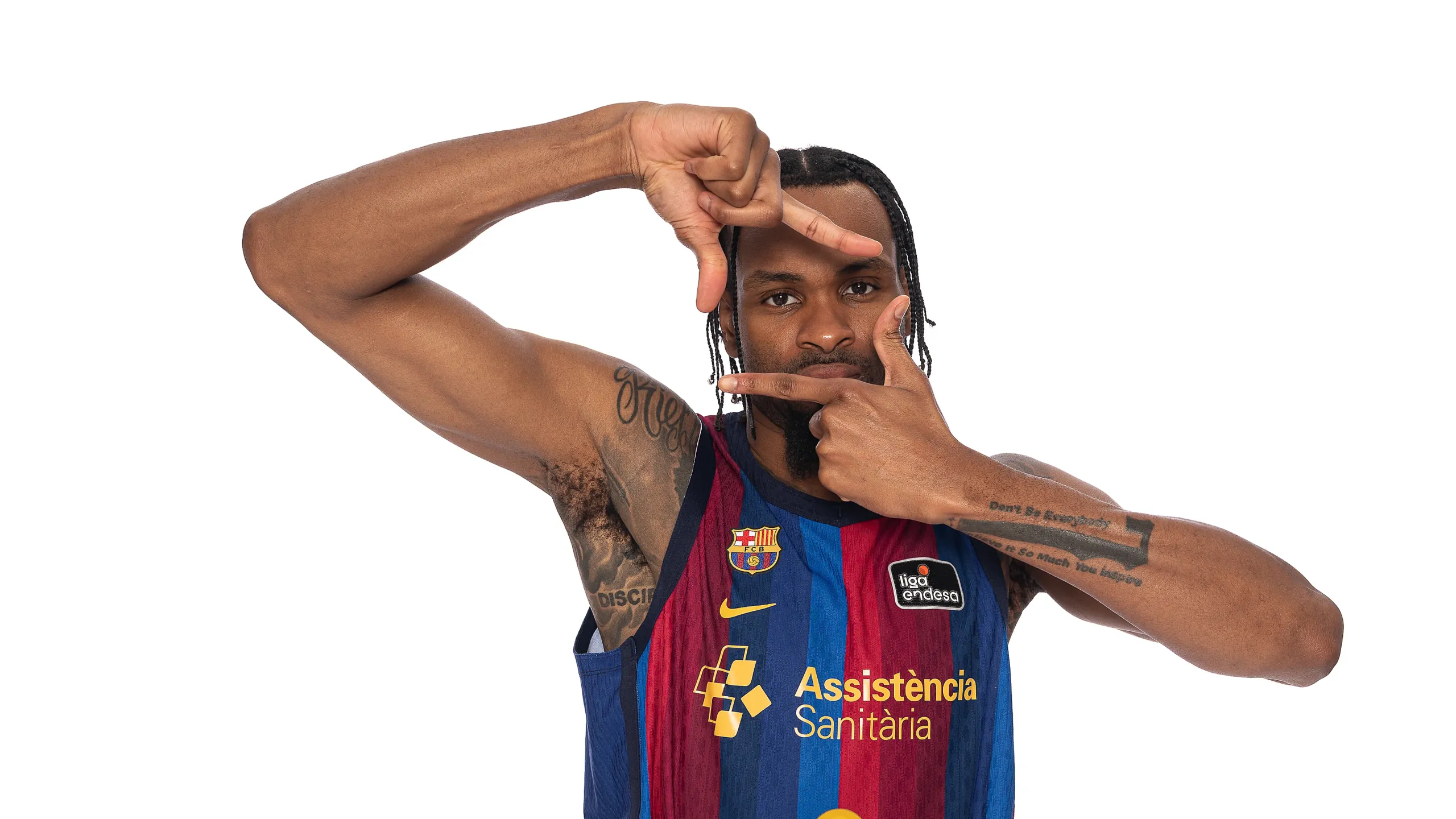 Kevin Punter, escolta del Barça, posa con la camiseta azulgrana en la sesión oficial de la Liga Endesa 2026-27