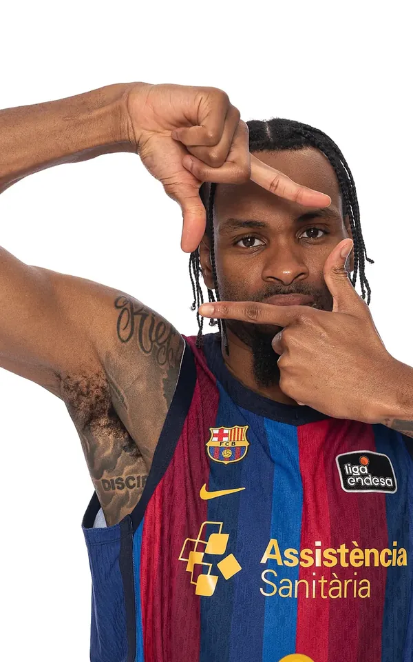 Kevin Punter, escolta del Barça, posa con la camiseta azulgrana en la sesión oficial de la Liga Endesa 2026-27