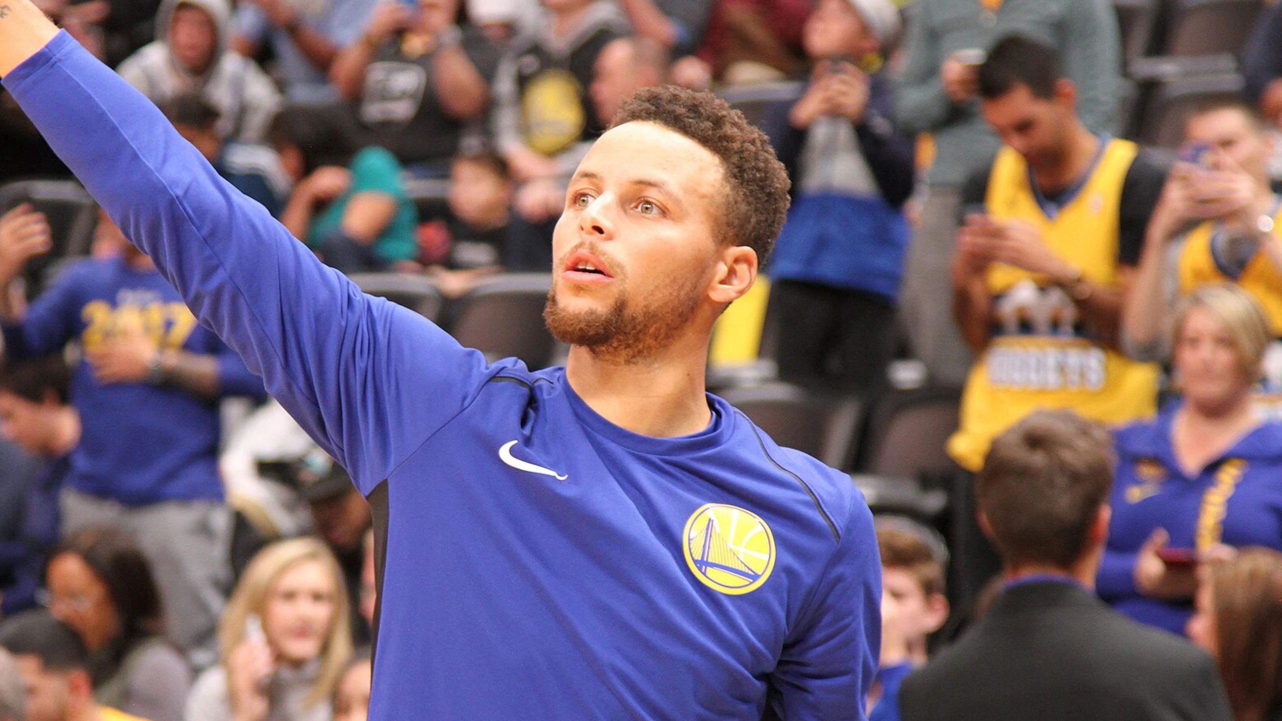Stephen Curry, con la camiseta de calentamiento de los Warriors en noviembre de 2017, rival de Cameron Boozer en la victoria de los Grizzlies