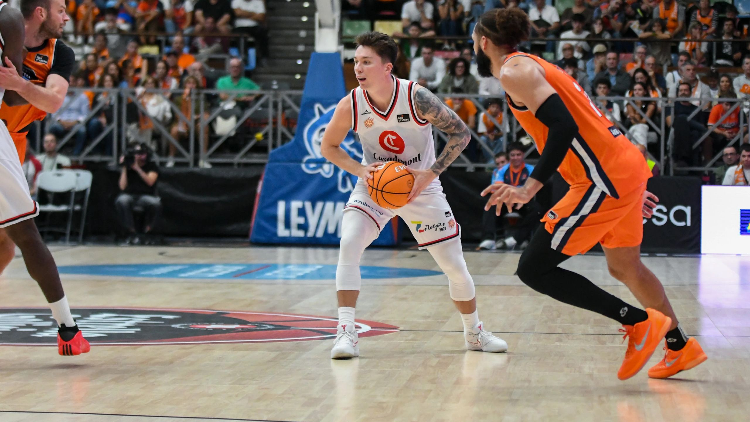 Justin Jaworski, escolta del Casademont Zaragoza con el dorsal 11, protege el balón en el Leyma Coruña-Casademont Zaragoza de la Liga Endesa 2026-27