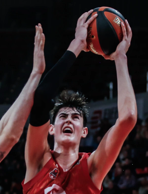 Aday Mara, con la camiseta del Casademont Zaragoza y el dorsal 15, entra a canasta en un partido de la Liga Endesa 2022-23 ante el Monbus Obradoiro