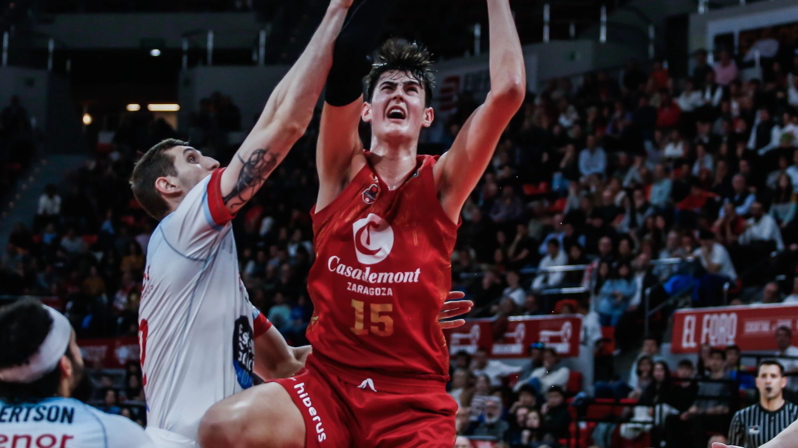 Aday Mara, con la camiseta del Casademont Zaragoza y el dorsal 15, entra a canasta en un partido de la Liga Endesa 2022-23 ante el Monbus Obradoiro
