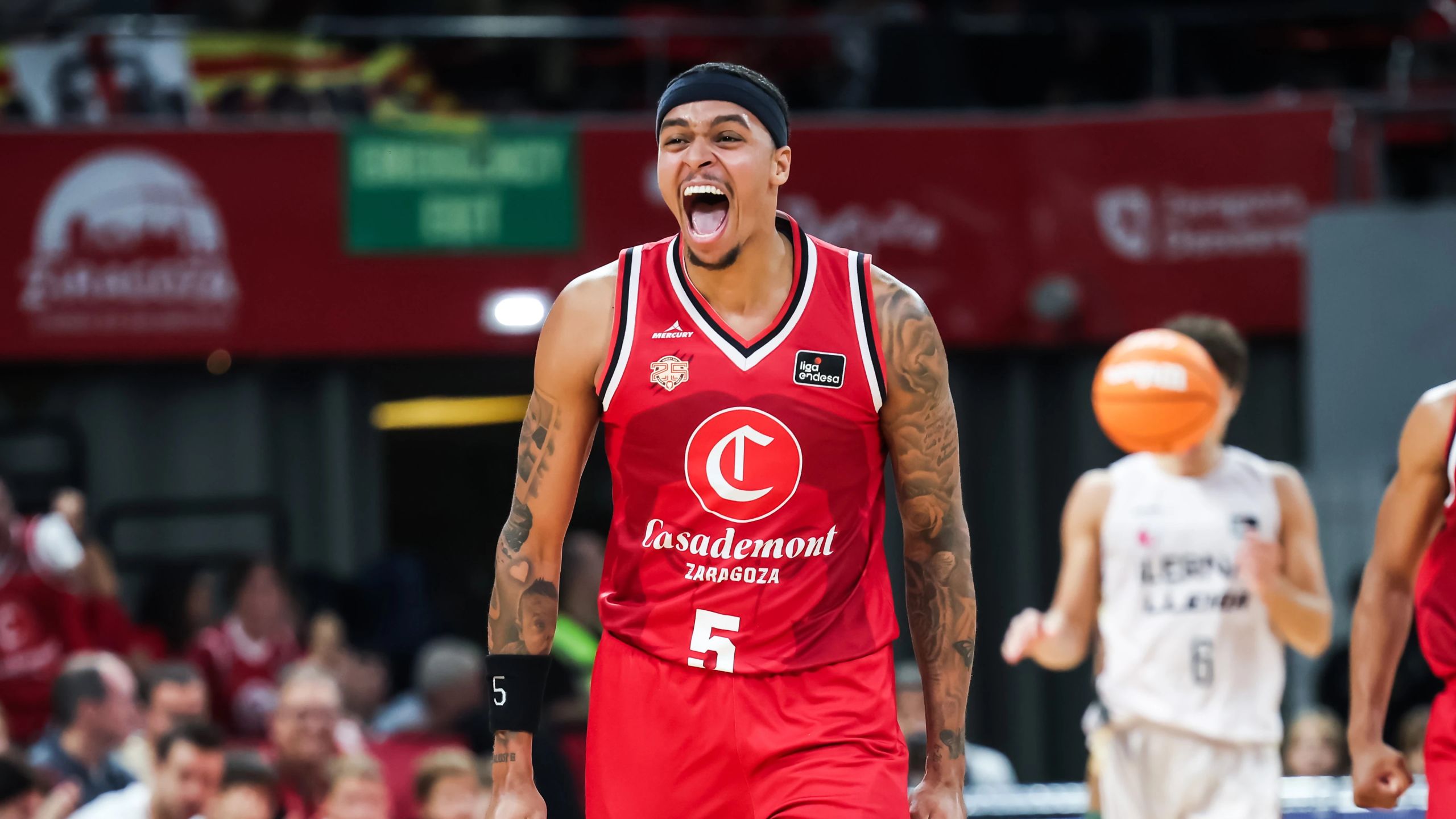 Caleb Homesley, escolta del Casademont Zaragoza (dorsal 5), celebra una jugada ante el iLERNA Lleida en el Príncipe Felipe
