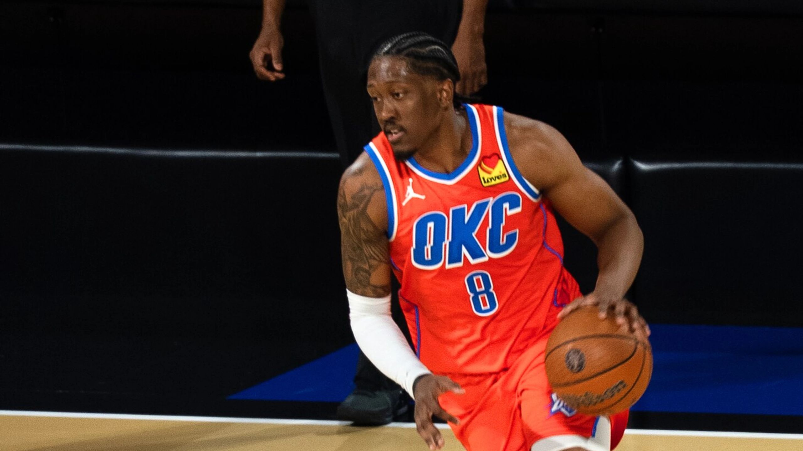 Jalen Williams, con la camiseta del Oklahoma City Thunder, bota el balón en la Copa NBA de diciembre de 2025 en Las Vegas: el Thunder de Chet Holmgren ganó 96-84 a los Nuggets