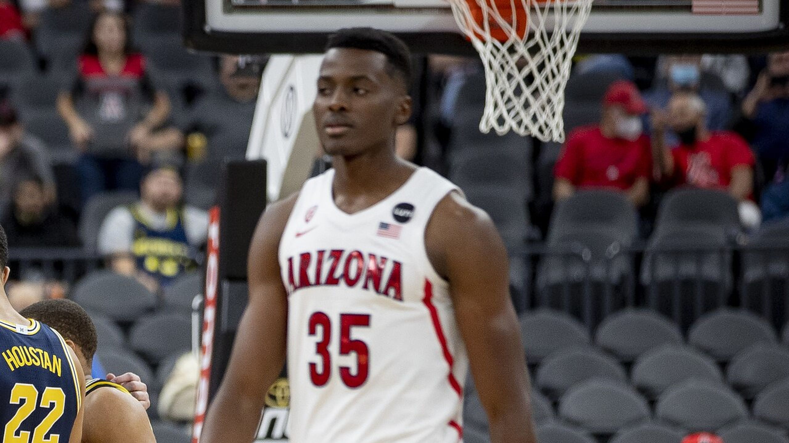 Christian Koloko, cortado por los Pelicans, con la camiseta de Arizona en 2021