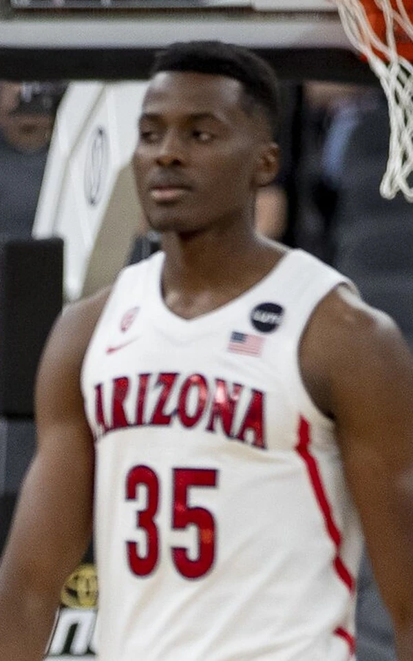 Christian Koloko, cortado por los Pelicans, con la camiseta de Arizona en 2021