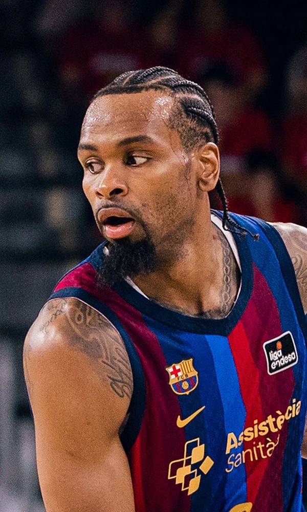 Kevin Punter (0) bota el balón con la camiseta del Barça en el 89-86 ante el Valencia Basket de la jornada 3 de la Liga Endesa