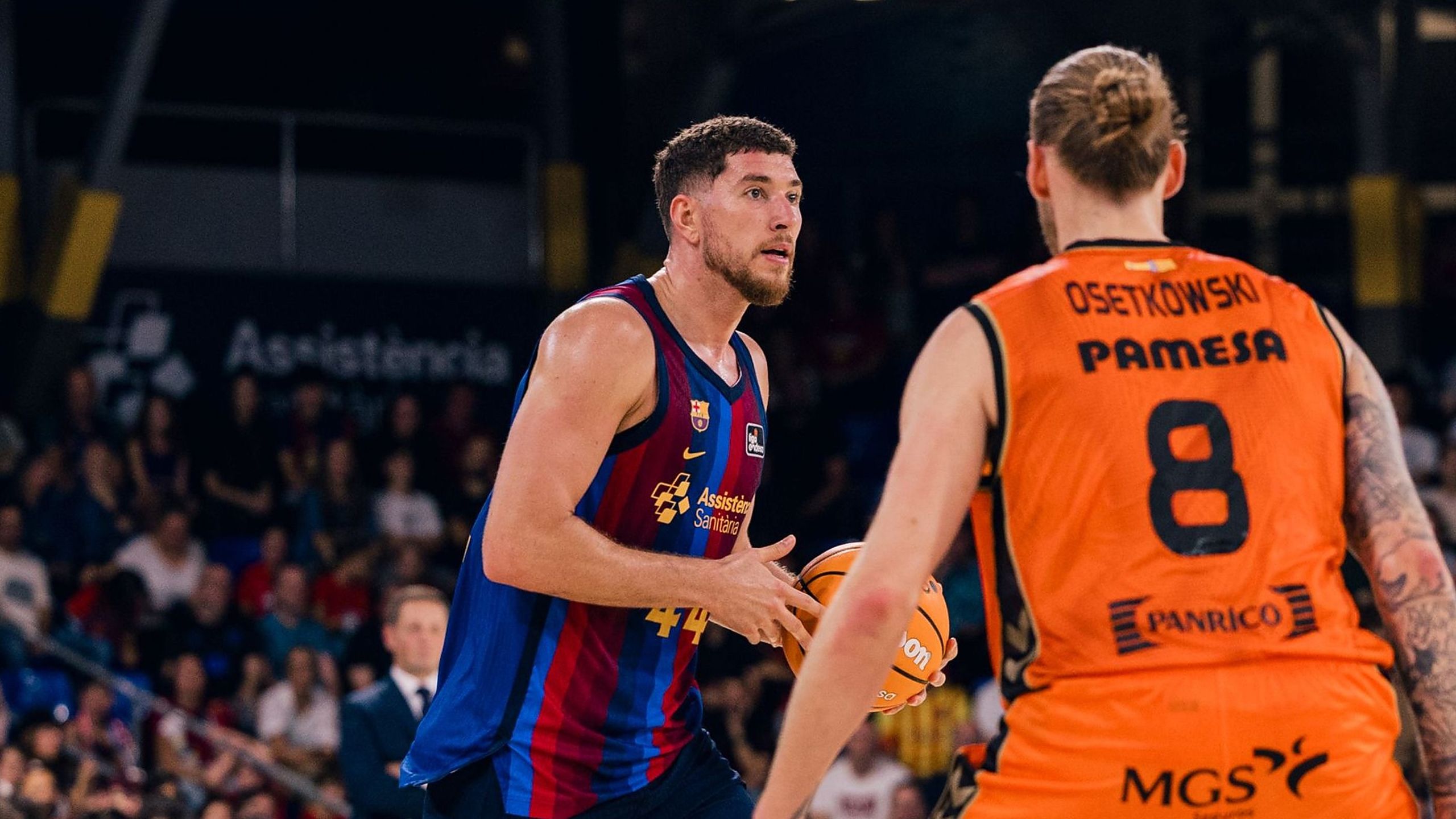 Joel Parra (44), del Barça, con el balón ante Dylan Osetkowski (8), del Valencia Basket, en el Palau Blaugrana