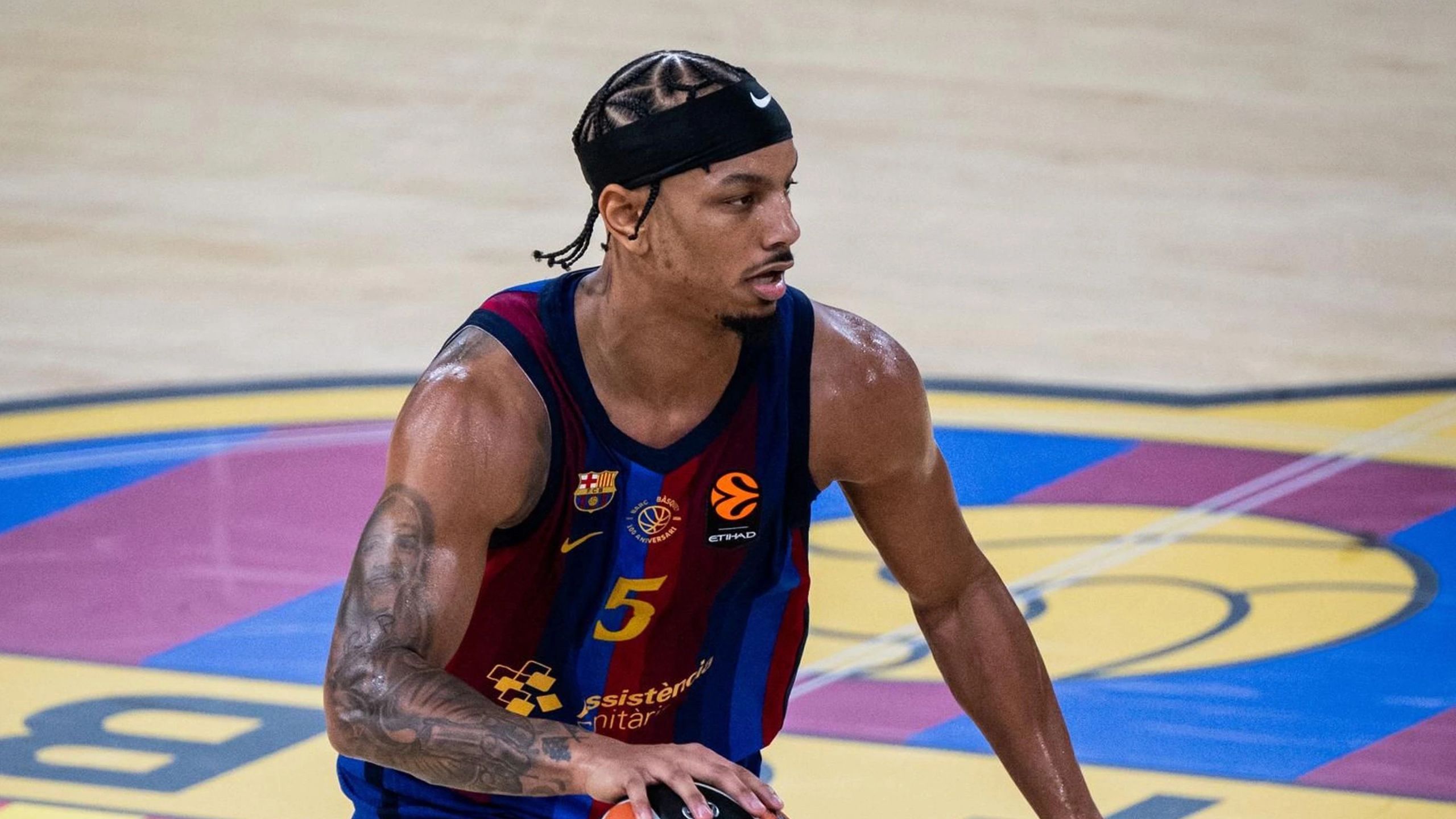 Justin Robinson, dorsal 5 del Barça, conduce el balón durante el Barça-Olympiacos de la jornada 6 de la Euroliga en el Palau