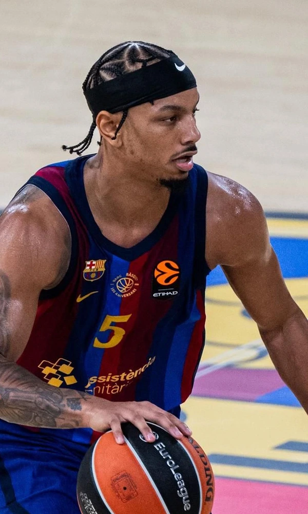 Justin Robinson, dorsal 5 del Barça, conduce el balón durante el Barça-Olympiacos de la jornada 6 de la Euroliga en el Palau
