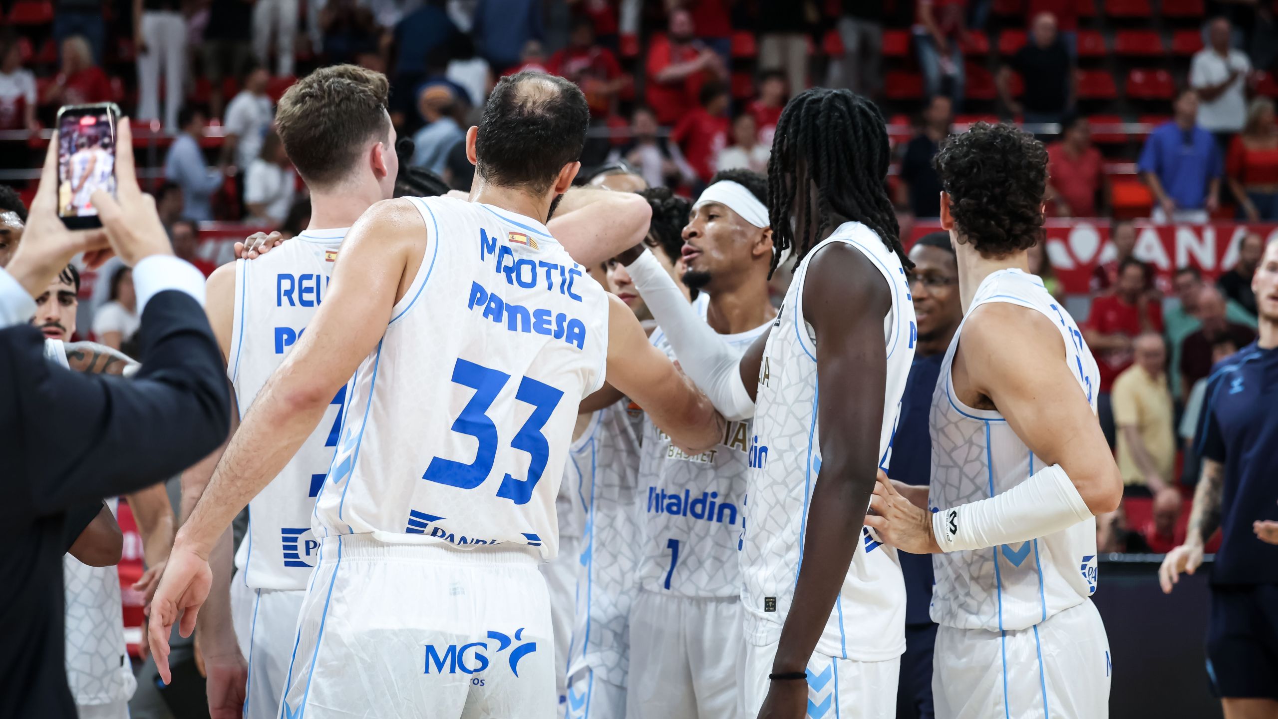 Nikola Mirotić (33) y sus compañeros del Valencia Basket hacen piña tras ganar en Zaragoza en la jornada 2 de la Liga Endesa