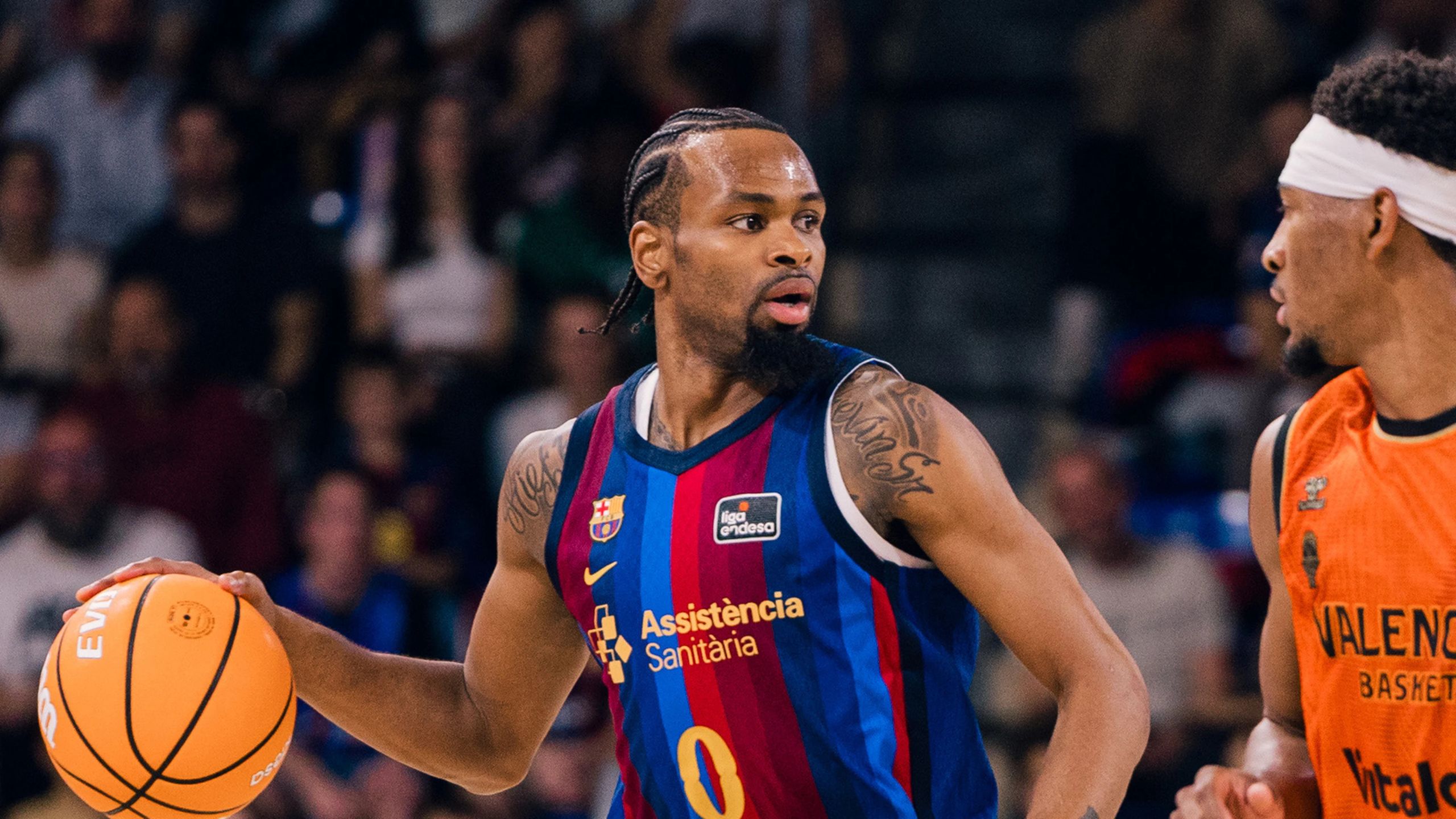 Kevin Punter, dorsal 0 del Barça, conduce el balón ante un defensor del Valencia Basket en el Palau Blaugrana, en la Liga Endesa 2026-27