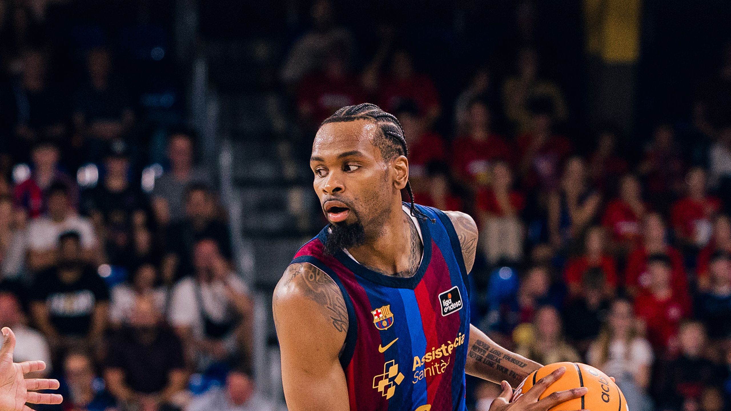 Kevin Punter (0) bota el balón con la camiseta del Barça en el 89-86 ante el Valencia Basket de la jornada 3 de la Liga Endesa