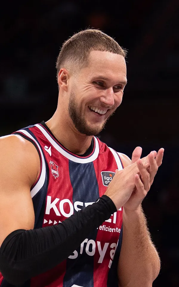Un jugador del Kosner Baskonia (dorsal 8) aplaude sonriente durante el 118-78 ante el FIATC Girona de la jornada 2 de la Liga Endesa