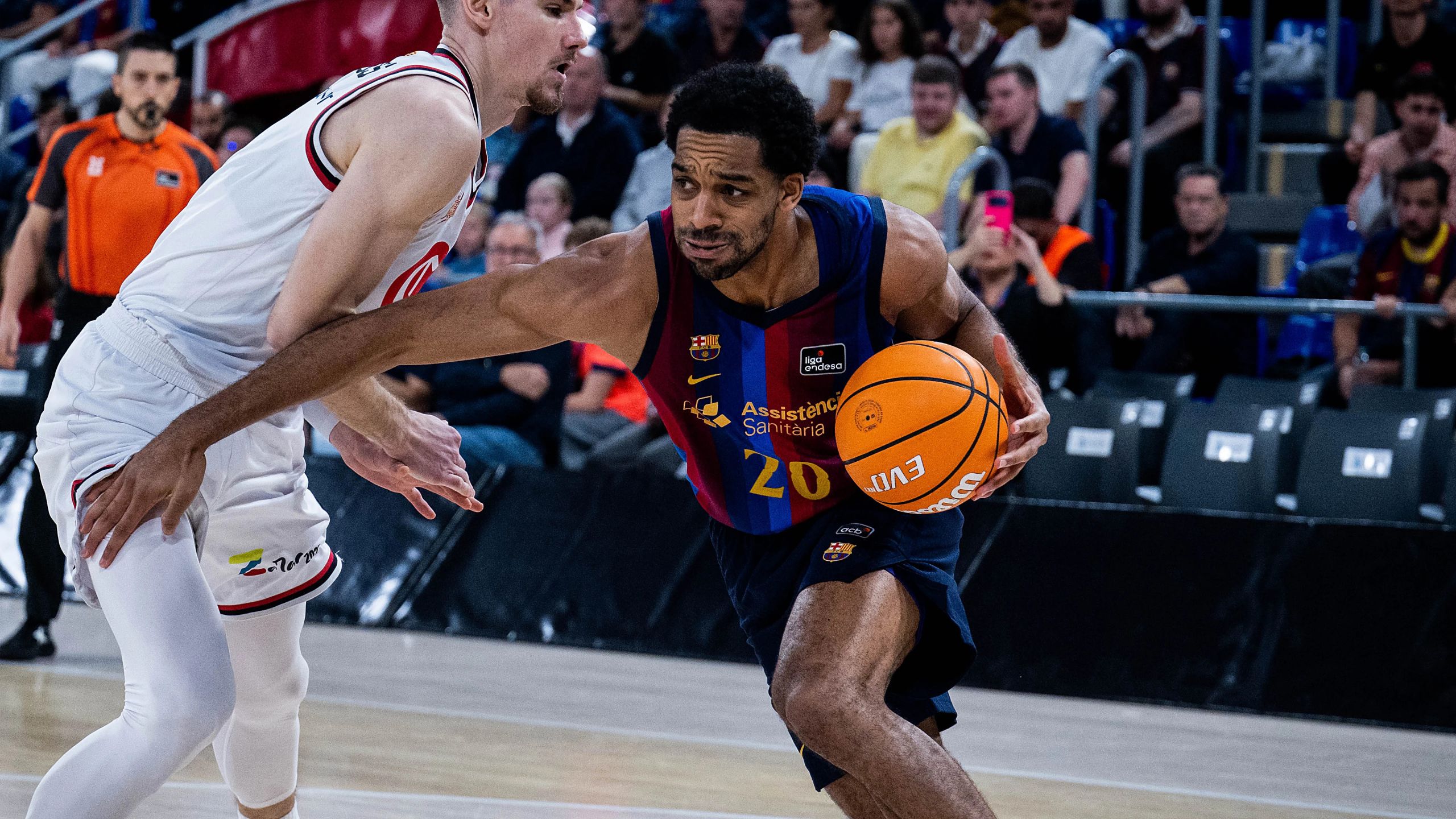Tosan Evbuomwan, dorsal 20 del Barça, ataca el aro ante la defensa del Casademont Zaragoza en la jornada 5 de la Liga Endesa 2026-27