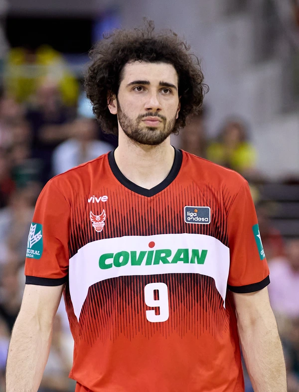 Cortes NBA: Giorgi Bezhanishvili, cortado por los Hawks, con la camiseta del Covirán Granada ante el Barça en abril de 2025