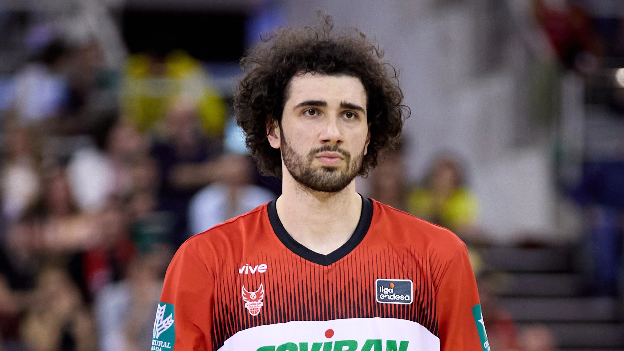 Cortes NBA: Giorgi Bezhanishvili, cortado por los Hawks, con la camiseta del Covirán Granada ante el Barça en abril de 2025