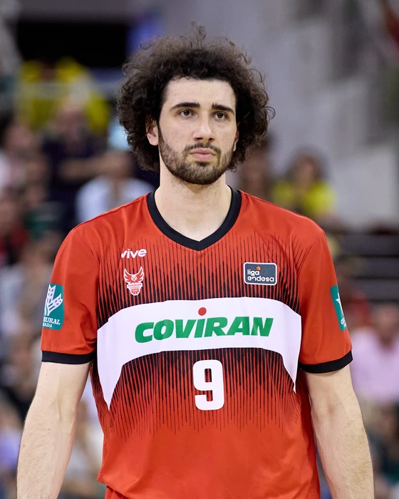 Cortes NBA: Giorgi Bezhanishvili, cortado por los Hawks, con la camiseta del Covirán Granada ante el Barça en abril de 2025