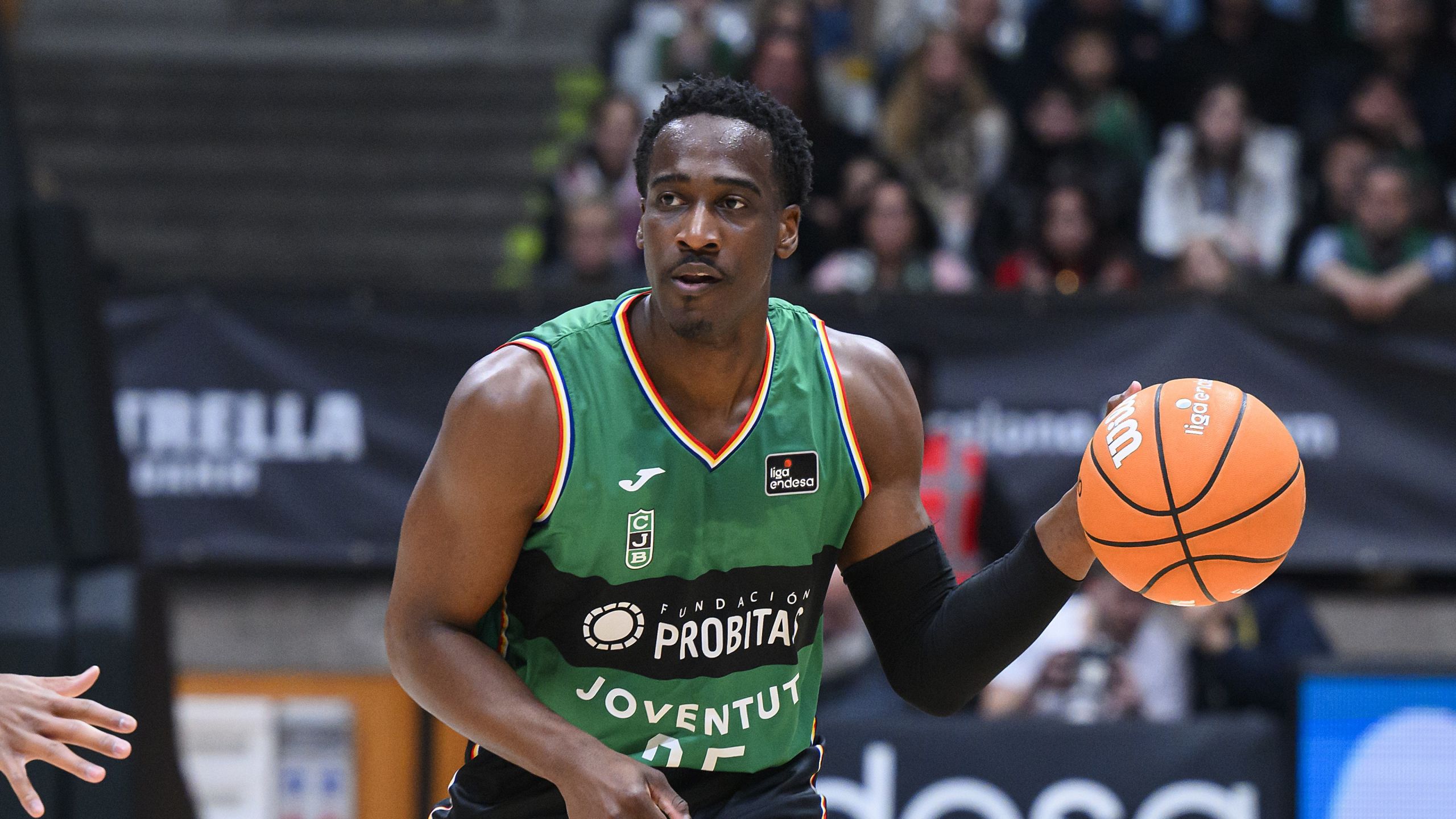Cortes NBA: Miye Oni, cortado por los Clippers, con la camiseta de la Joventut Badalona en la temporada 2024-25, ante el Hiopos Lleida en diciembre de 2024