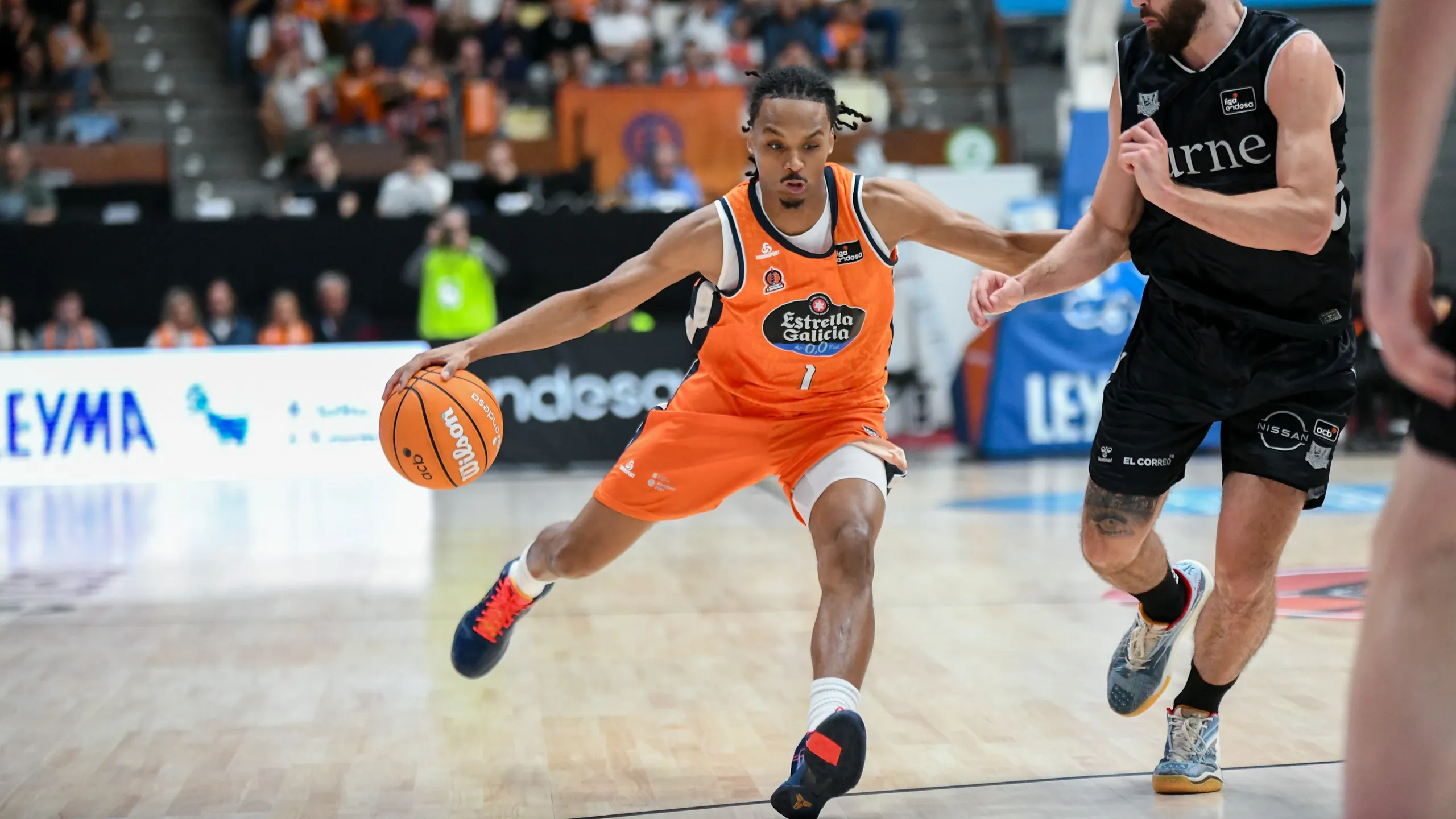 Alonzo Verge, dorsal 1 del Leyma Coruña, conduce el balón ante el Surne Bilbao en la jornada 2 de la Liga Endesa
