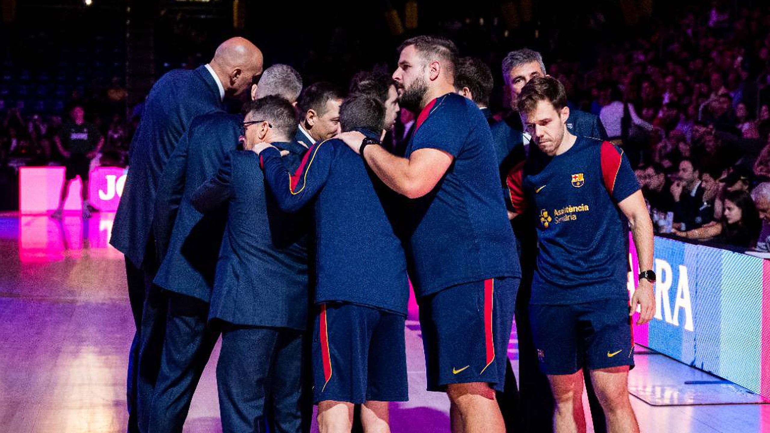 El cuerpo técnico del Barça hace piña en la pista del Palau Blaugrana antes de un partido