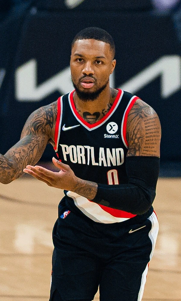 Damian Lillard, con el 0 de los Portland Trail Blazers, pasa el balón en un partido en Cleveland en noviembre de 2021