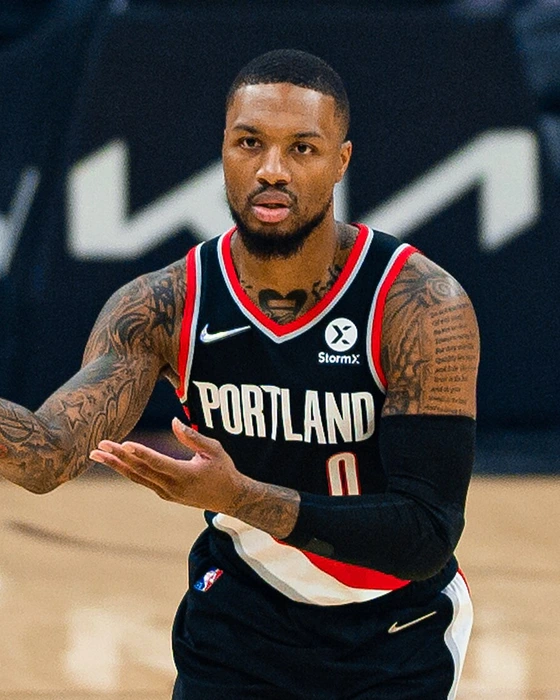 Damian Lillard, con el 0 de los Portland Trail Blazers, pasa el balón en un partido en Cleveland en noviembre de 2021